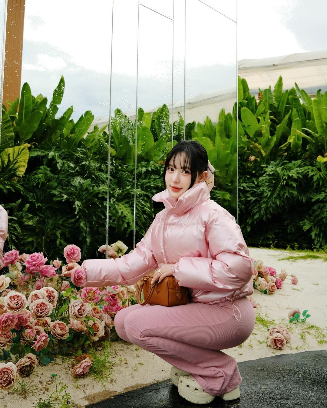 El invierno es más cálido y está más de moda con chaquetas de plumas - Foto 8. Mùa đông thêm ấm áp và thời thượng với áo khoác phao- Ảnh 8.