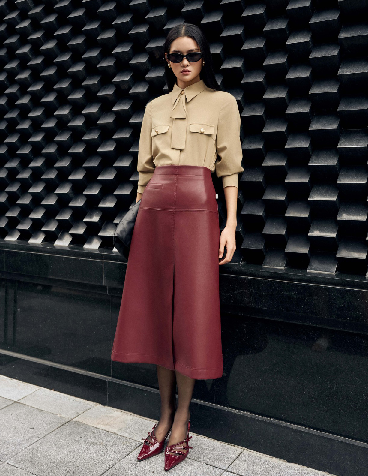 सर्दियों के कपड़ों को मिडी स्कर्ट के साथ कैसे संयोजित करें ताकि आप बेहद आकर्षक दिखें - फोटो 8. Cách phối đồ đông cùng chân váy midi cực thu hút- Ảnh 8.