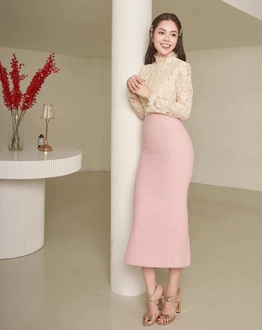 सर्दियों के कपड़ों को मिडी स्कर्ट के साथ कैसे संयोजित करें ताकि आप बेहद आकर्षक दिखें - फोटो 4. Cách phối đồ đông cùng chân váy midi cực thu hút- Ảnh 4.