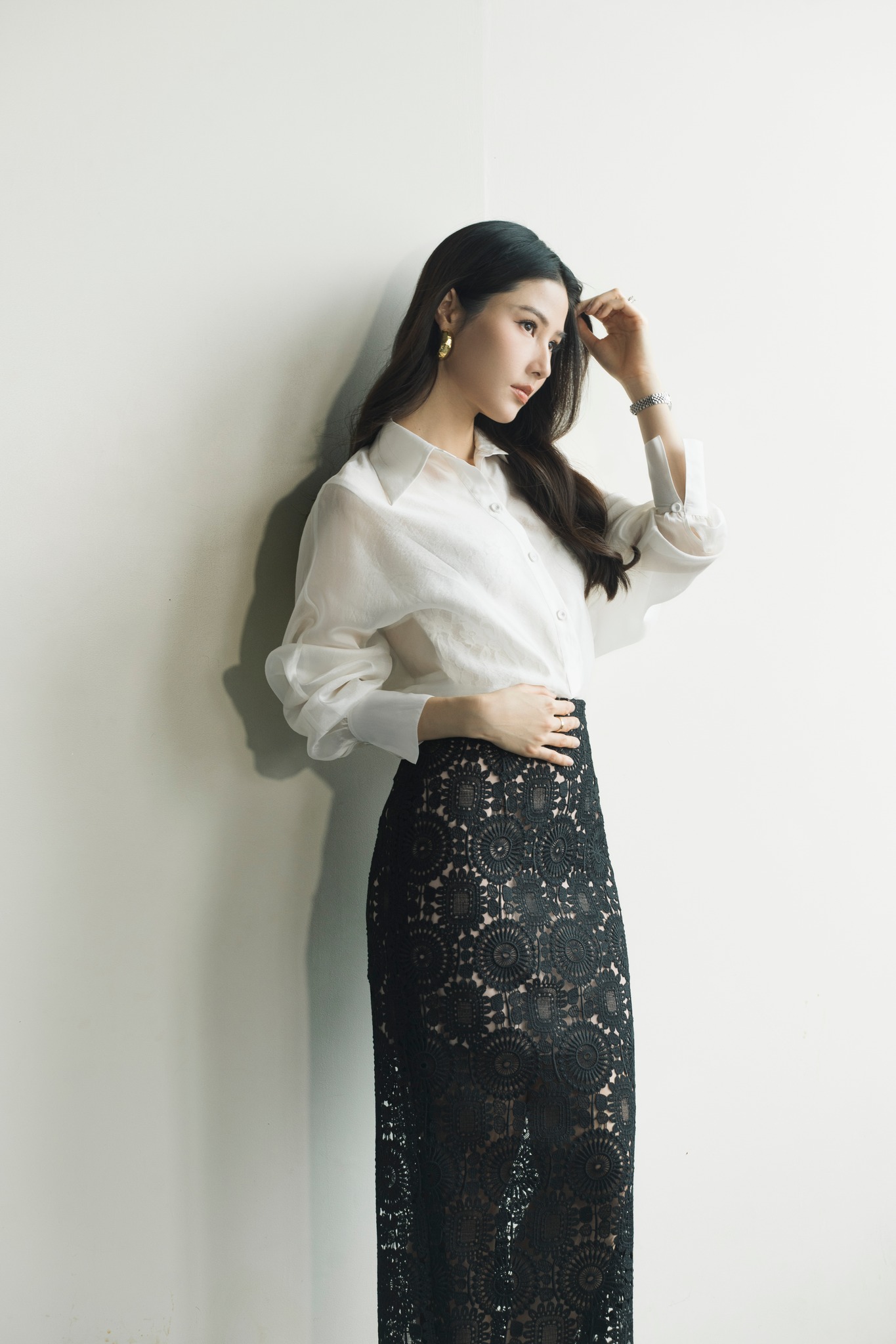 सर्दियों के कपड़ों को मिडी स्कर्ट के साथ कैसे संयोजित करें ताकि आप बेहद आकर्षक दिखें - फोटो 1. Cách phối đồ đông cùng chân váy midi cực thu hút- Ảnh 1.