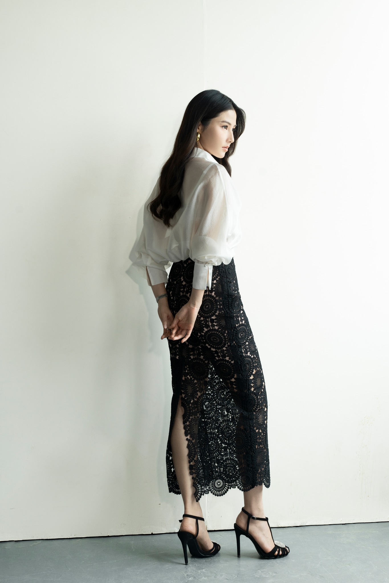 सर्दियों के कपड़ों को मिडी स्कर्ट के साथ कैसे संयोजित करें ताकि आप बेहद आकर्षक दिखें - फोटो 3. Cách phối đồ đông cùng chân váy midi cực thu hút- Ảnh 3.