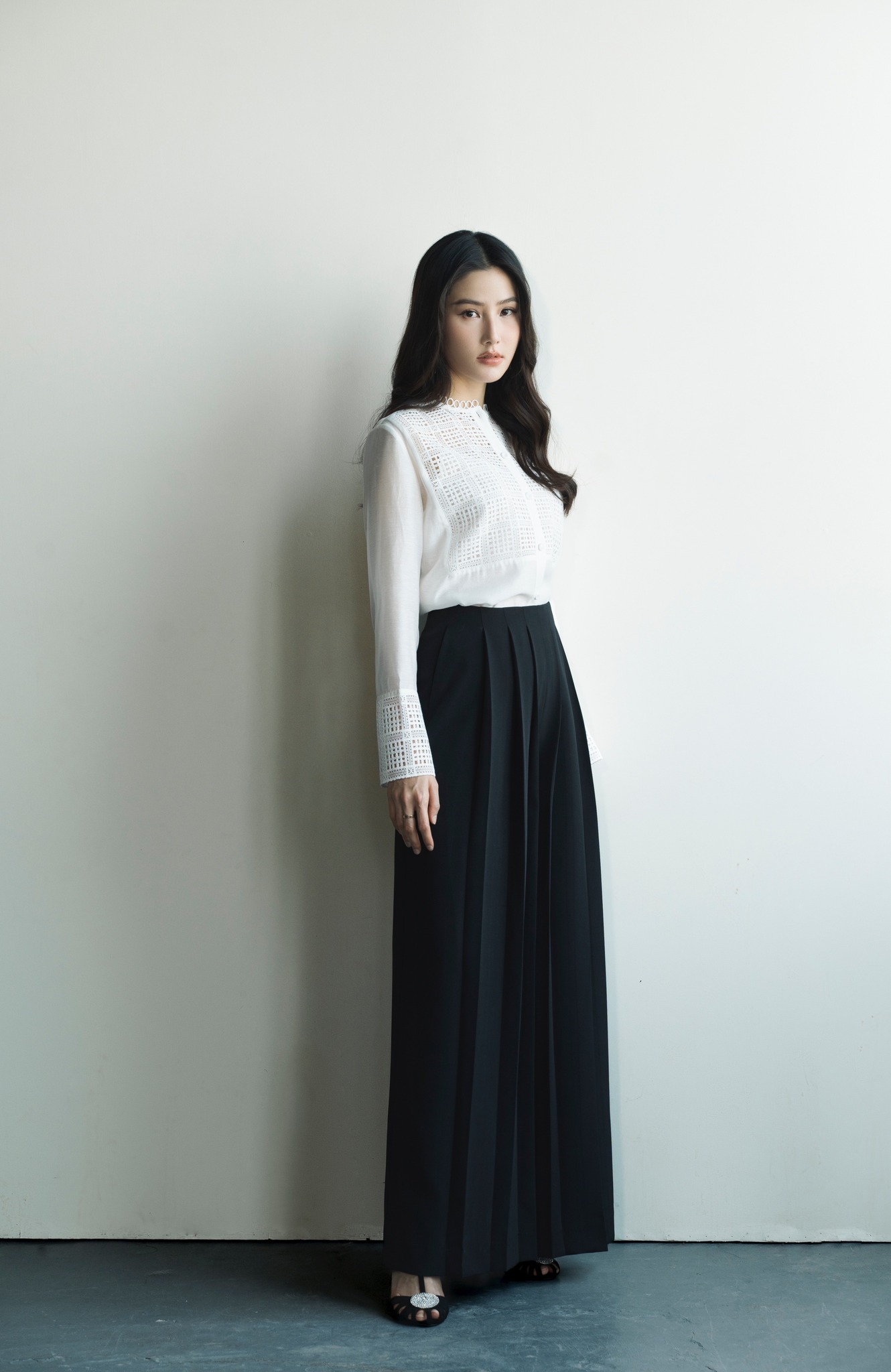 सर्दियों के कपड़ों को मिडी स्कर्ट के साथ कैसे संयोजित करें ताकि आप बेहद आकर्षक दिखें - फोटो 2. Cách phối đồ đông cùng chân váy midi cực thu hút- Ảnh 2.