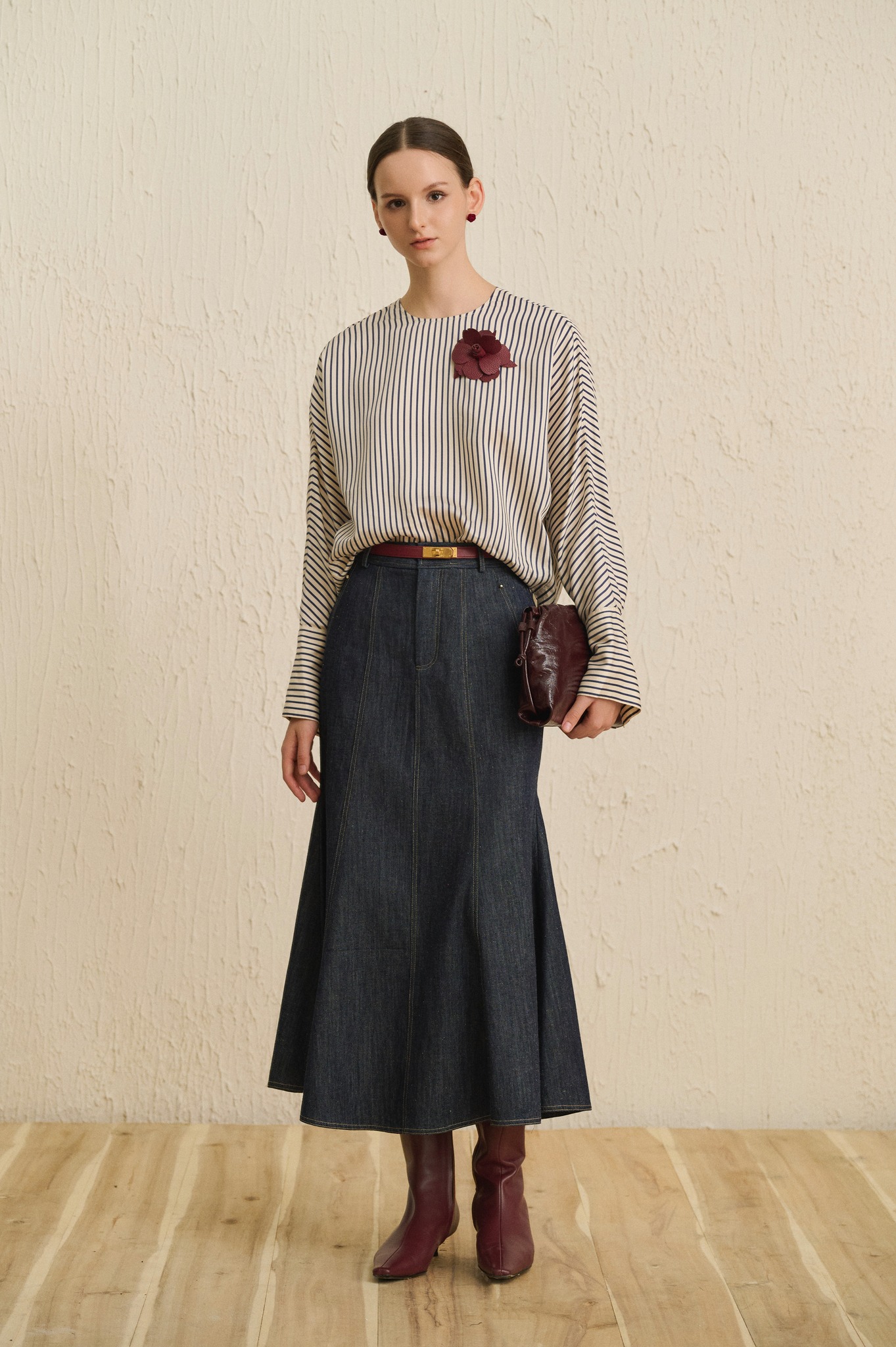 सर्दियों के कपड़ों को मिडी स्कर्ट के साथ कैसे संयोजित करें ताकि आप बेहद आकर्षक दिखें - फोटो 6. Cách phối đồ đông cùng chân váy midi cực thu hút- Ảnh 6.