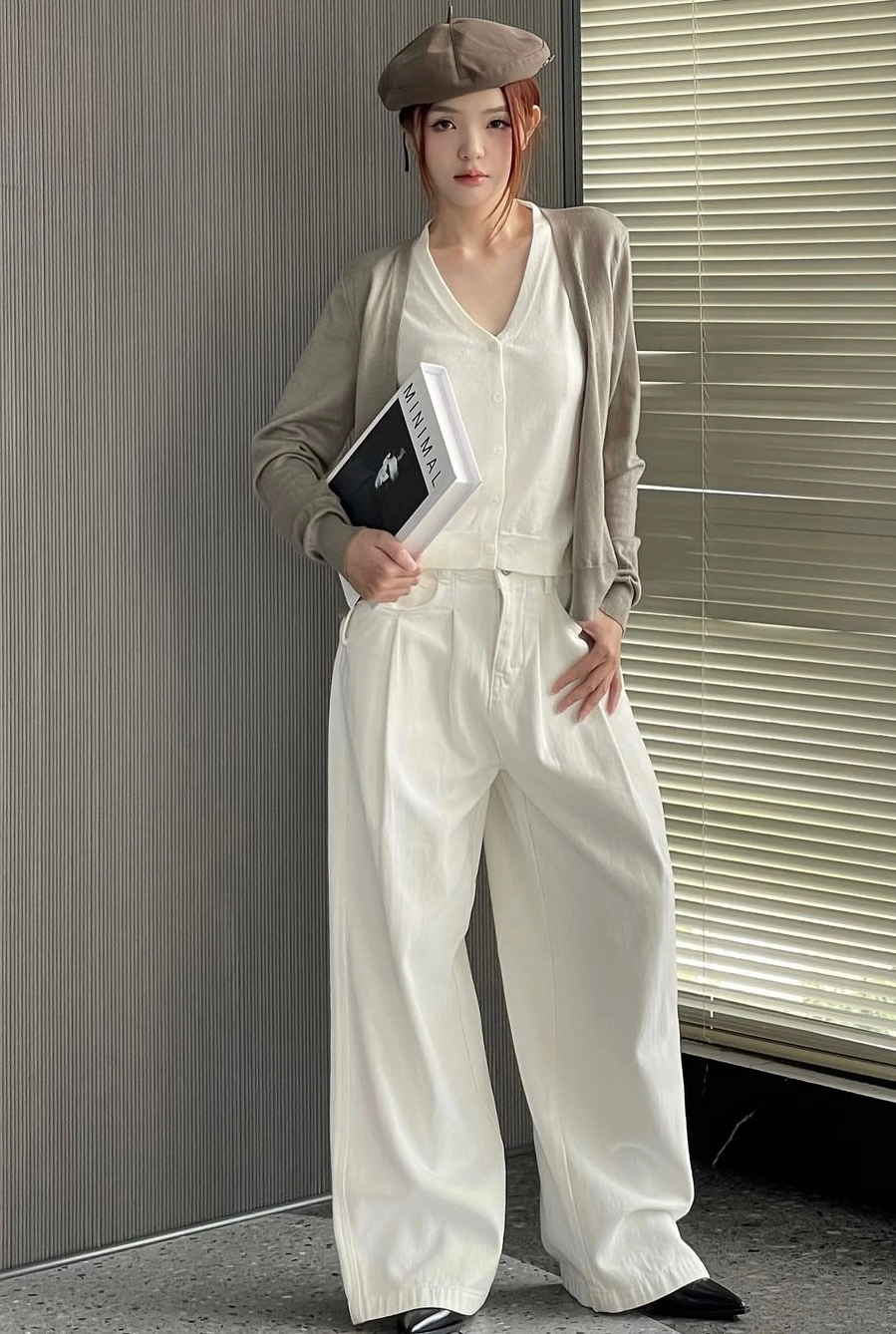 Celana putih tak boleh dilewatkan dalam lemari pakaian kantor yang trendi - Foto 2. Tủ đồ công sở thời thượng không thể vắng bóng quần trắng- Ảnh 2.