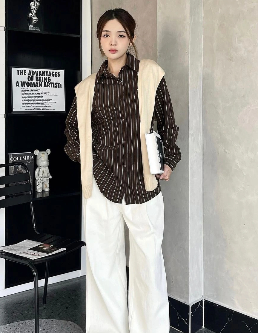 Celana putih tak boleh dilewatkan dalam lemari pakaian kantor yang trendi - Foto 9. Tủ đồ công sở thời thượng không thể vắng bóng quần trắng- Ảnh 9.
