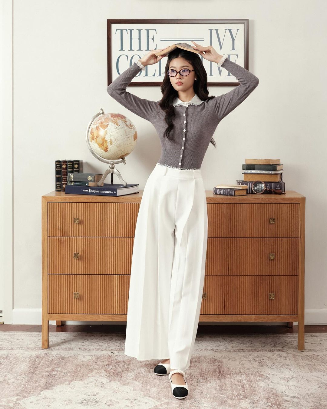 Celana putih tak boleh dilewatkan dalam lemari pakaian kantor yang trendi - Foto 1. Tủ đồ công sở thời thượng không thể vắng bóng quần trắng- Ảnh 1.