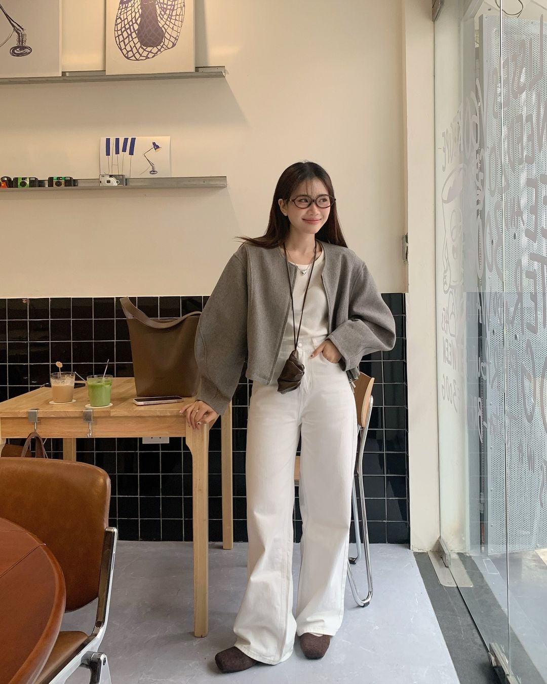 Celana putih tak boleh dilewatkan dalam lemari pakaian kantor yang trendi - Foto 7. Tủ đồ công sở thời thượng không thể vắng bóng quần trắng- Ảnh 7.