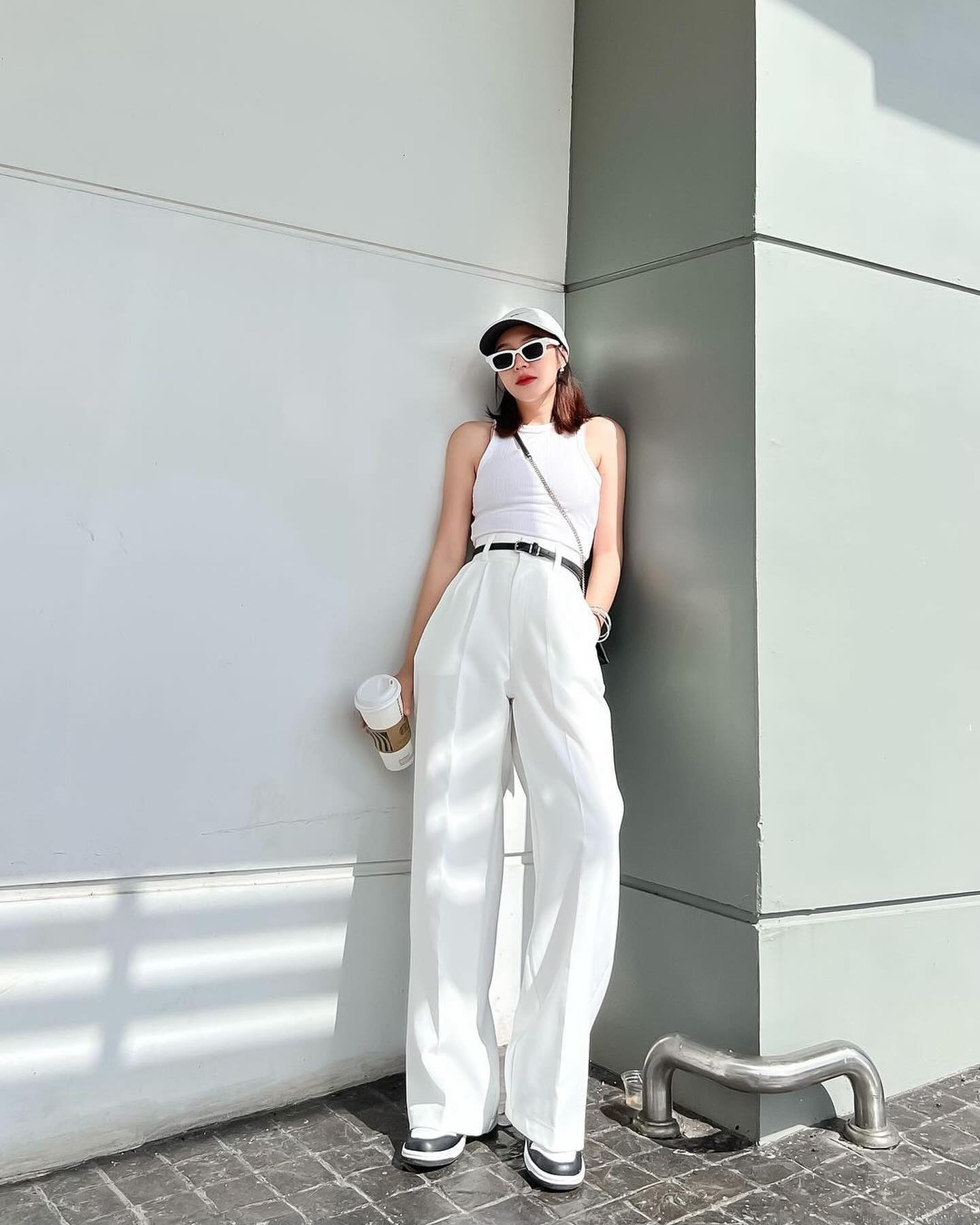 Celana putih tak boleh dilewatkan dalam lemari pakaian kantor yang trendi - Foto 5. Tủ đồ công sở thời thượng không thể vắng bóng quần trắng- Ảnh 5.