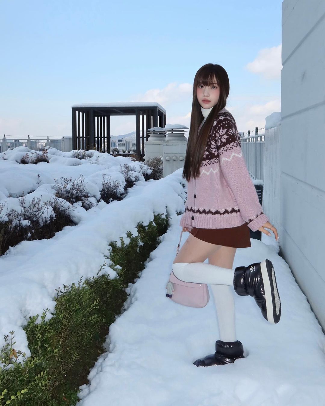 לזרוח בחורף הקר עם מוטיבים פרחוניים - תמונה 2. Tỏa sáng giữa mùa đông lạnh giá với họa tiết hoa lá- Ảnh 2.