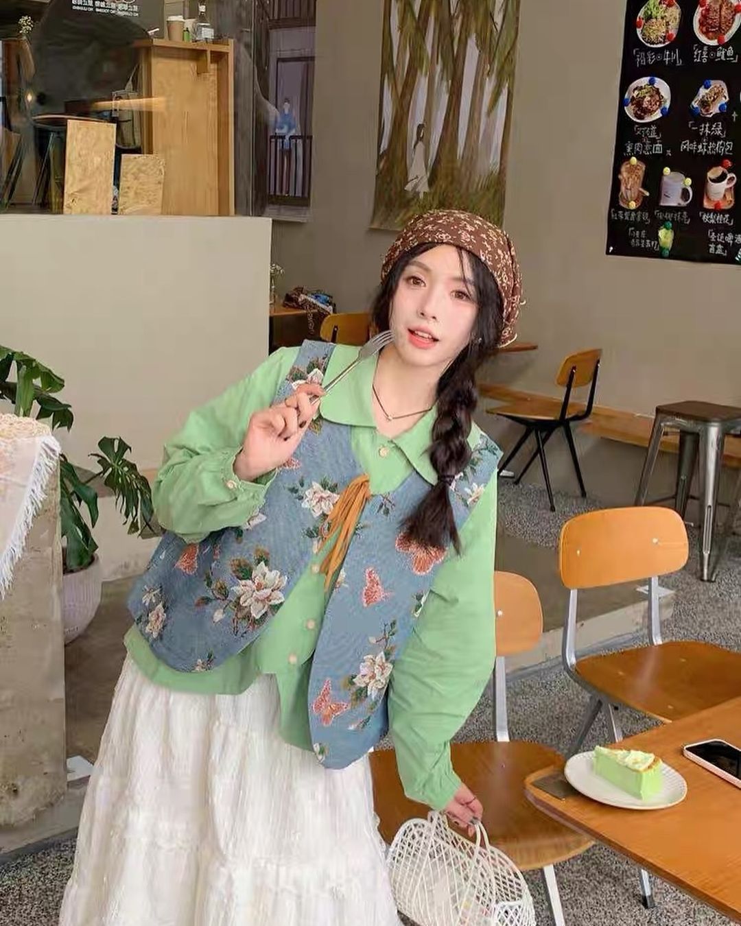 לזרוח בחורף הקר עם מוטיבים פרחוניים - תמונה 4. Tỏa sáng giữa mùa đông lạnh giá với họa tiết hoa lá- Ảnh 4.