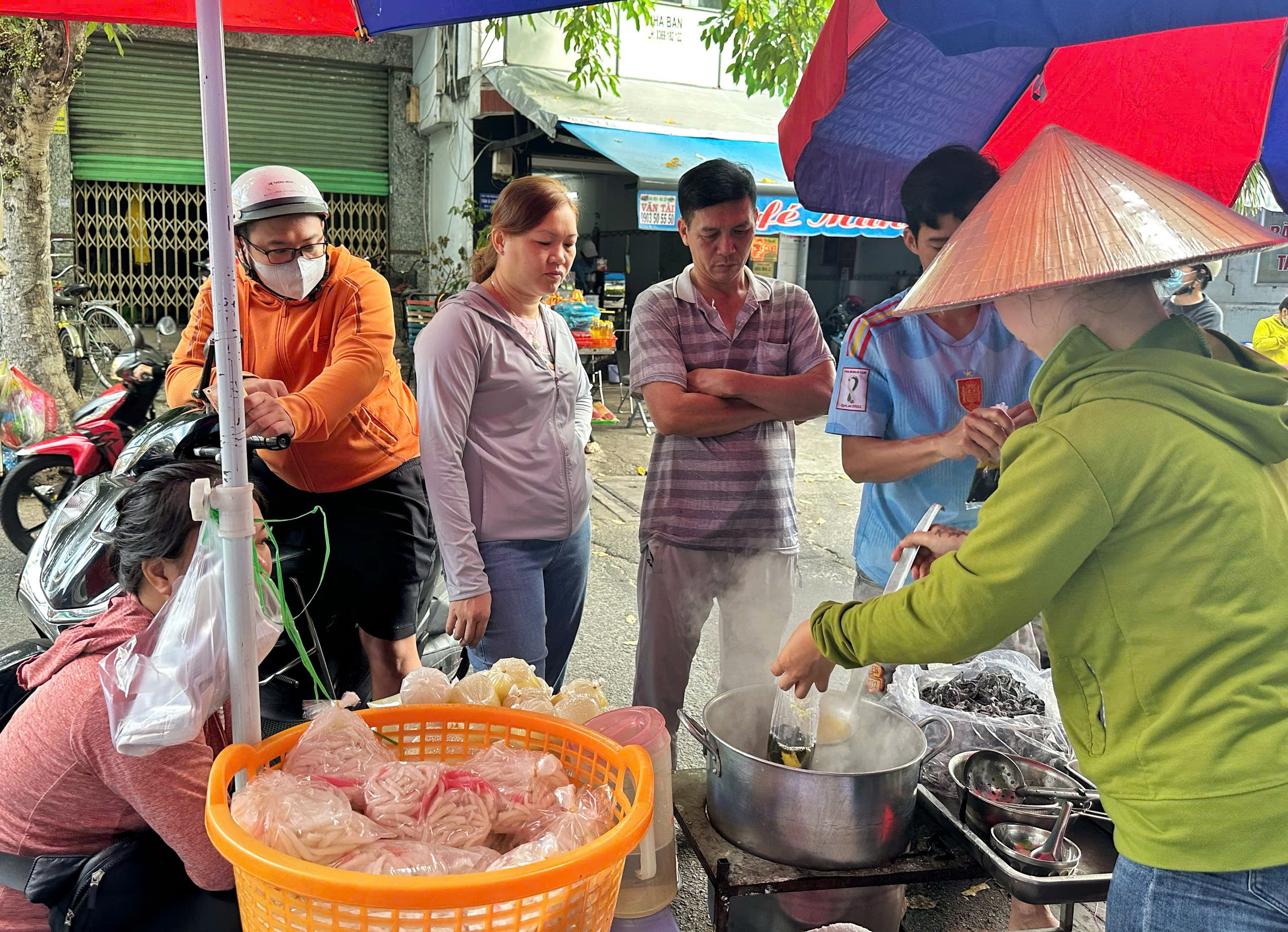 Quán… chè 'phân gà' ở TP.HCM: Chỉ bán 2 ngày/tháng nhưng khách luôn chật kín- Ảnh 3.