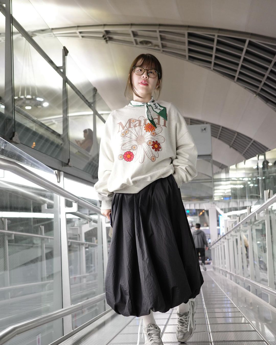 לזרוח בחורף הקר עם מוטיבים פרחוניים - תמונה 7. Tỏa sáng giữa mùa đông lạnh giá với họa tiết hoa lá- Ảnh 7.