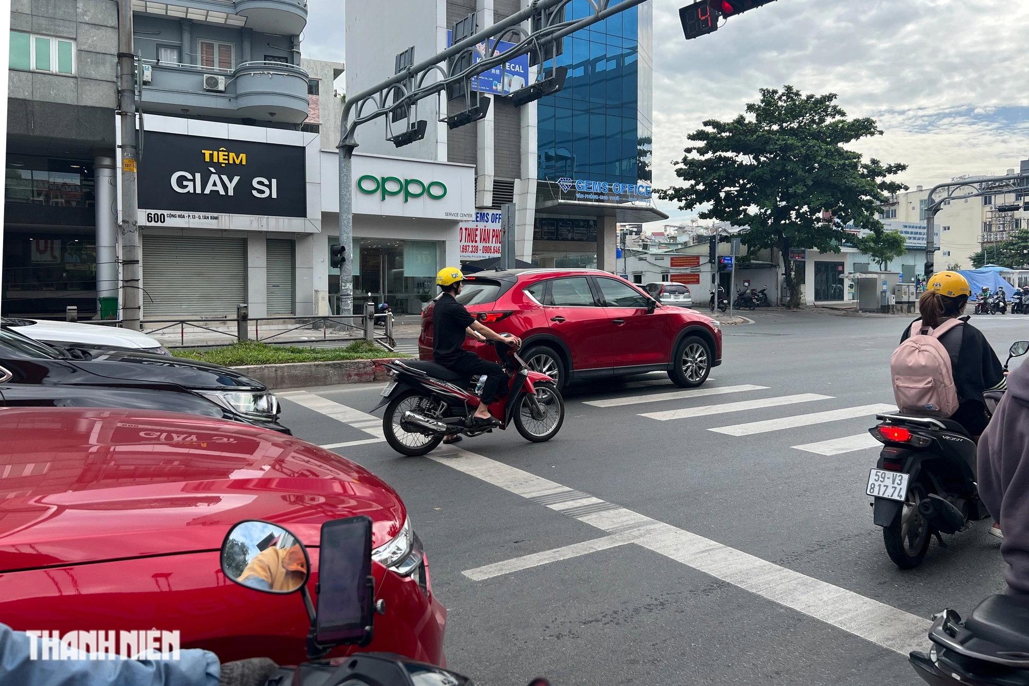 Ô tô chạy thành 2-3 hàng ở TP.HCM: Xe máy hết đường để đi?- Ảnh 3.