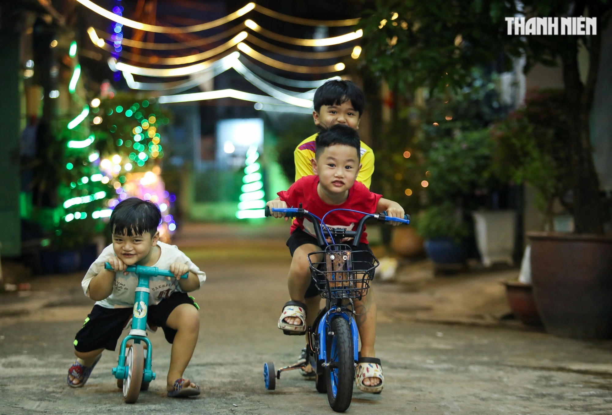 Đầu tháng 12: Người dân TP.HCM đón Giáng sinh sớm với cây thông, hang đá ngay trung tâm- Ảnh 16.