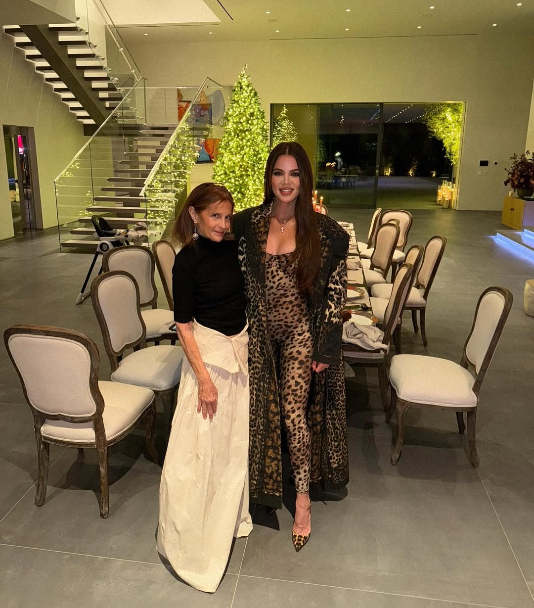 La moda con estampado de leopardo te ayuda a convertirte en la 'estrella' de la fiesta - Foto 2. Thời trang họa tiết da báo giúp bạn trở thành 'ngôi sao' của đêm tiệc- Ảnh 2.
