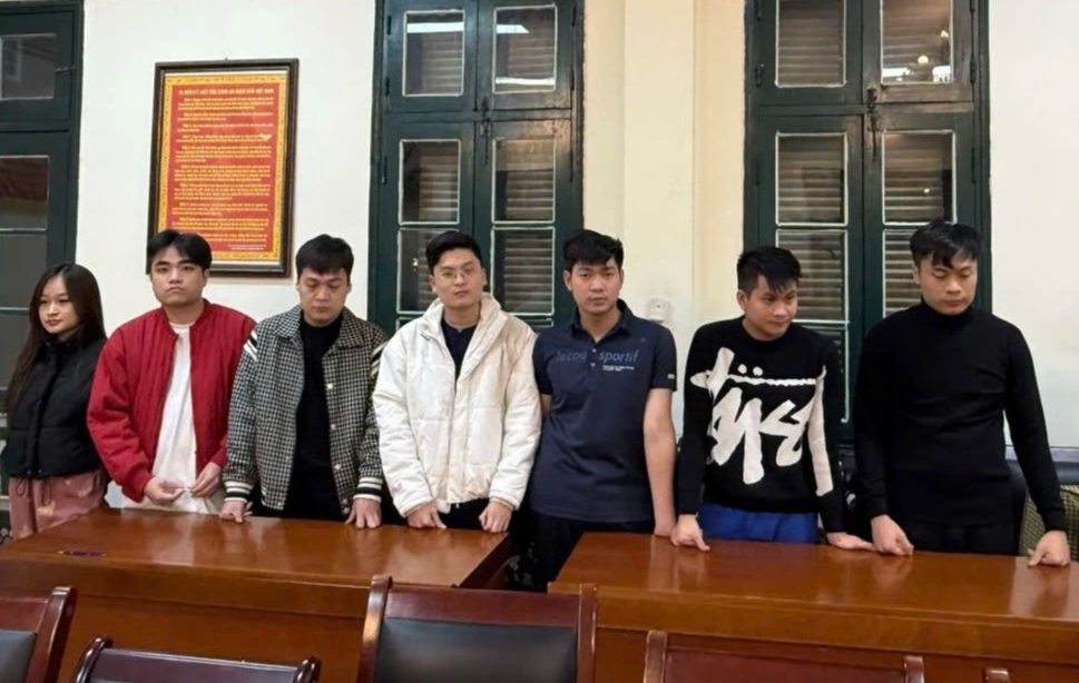Nhóm ‘chuyên gia tài chính’ lừa 22 người hơn 16 tỉ đồng- Ảnh 2. Nhóm ‘chuyên gia tài chính’ lừa 22 người hơn 16 tỉ đồng- Ảnh 2.