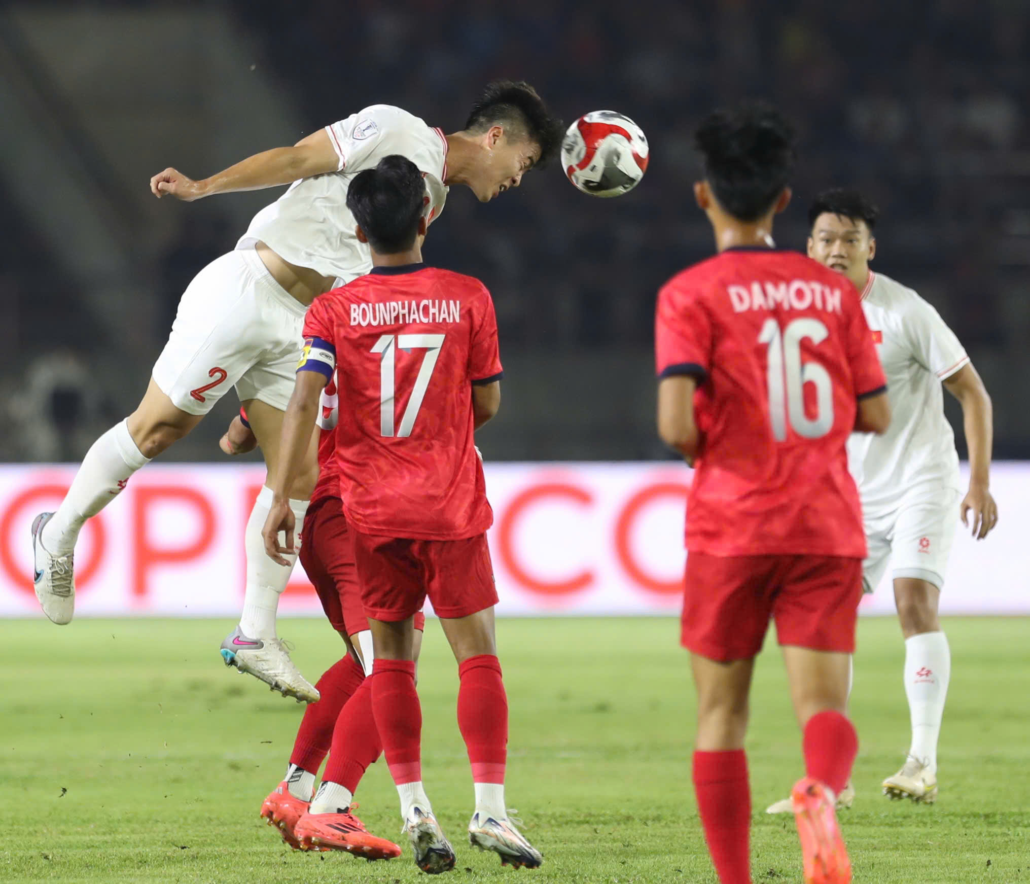 Việt Nam tại AFF Cup: Những điểm nhấn khó quên sau trận thắng quan trọng tại Lào- Ảnh 2.