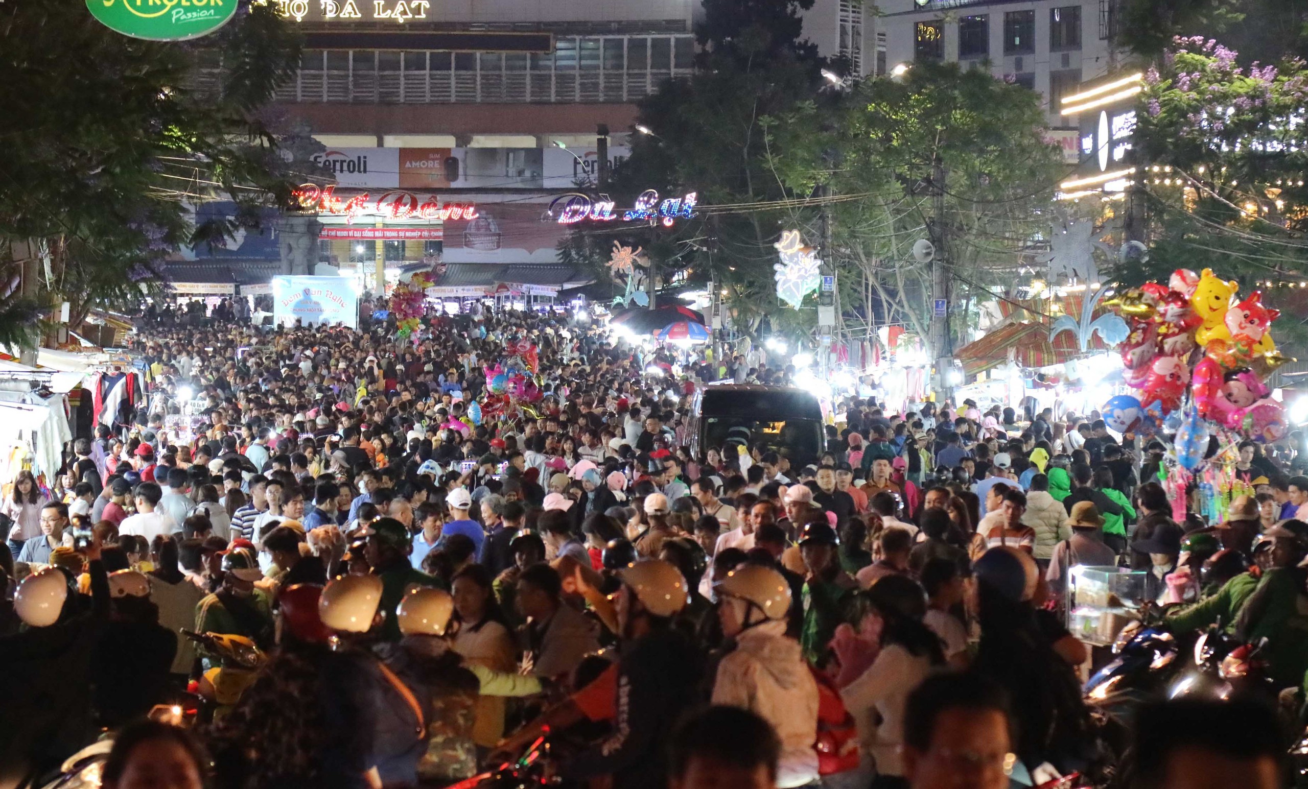 Chủ tịch tỉnh Lâm Đồng: Đi chợ đêm Đà Lạt chỉ ăn cháo, uống bia rồi về- Ảnh 1.