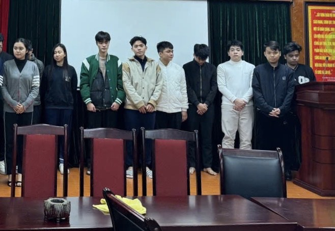 Nhóm ‘chuyên gia tài chính’ lừa 22 người hơn 16 tỉ đồng- Ảnh 4. Nhóm ‘chuyên gia tài chính’ lừa 22 người hơn 16 tỉ đồng- Ảnh 4.