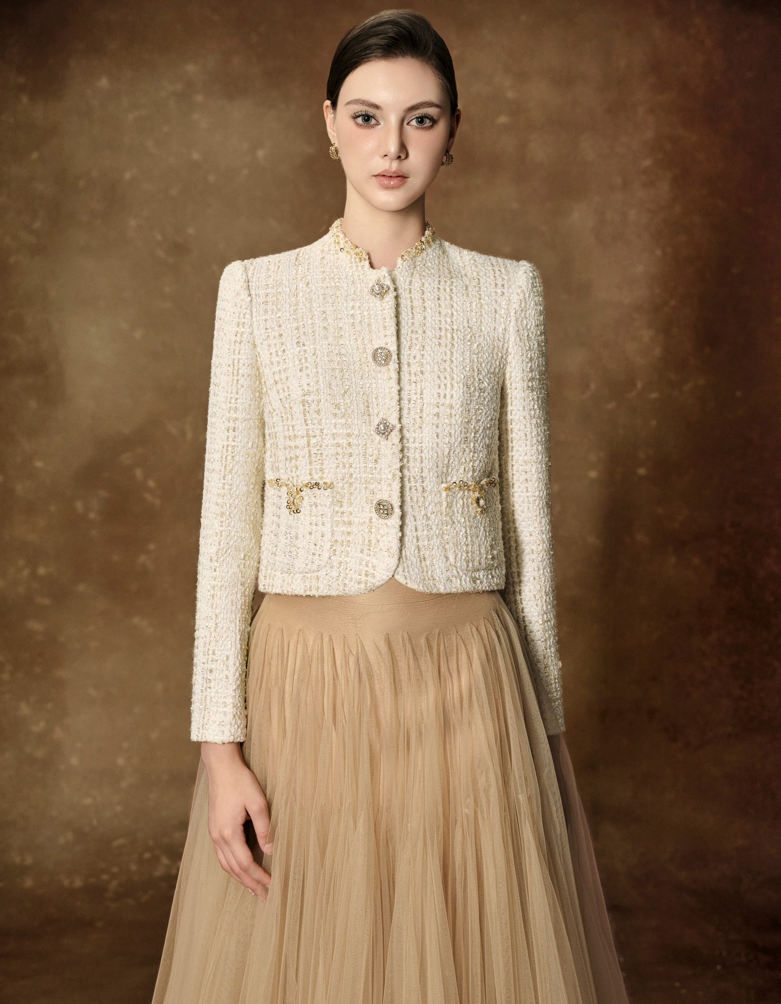 Comment coordonner les vestes en tweed pour les femmes de bureau en hiver - Photo 2. Cách phối áo tweed cho nàng công sở mùa đông- Ảnh 2.