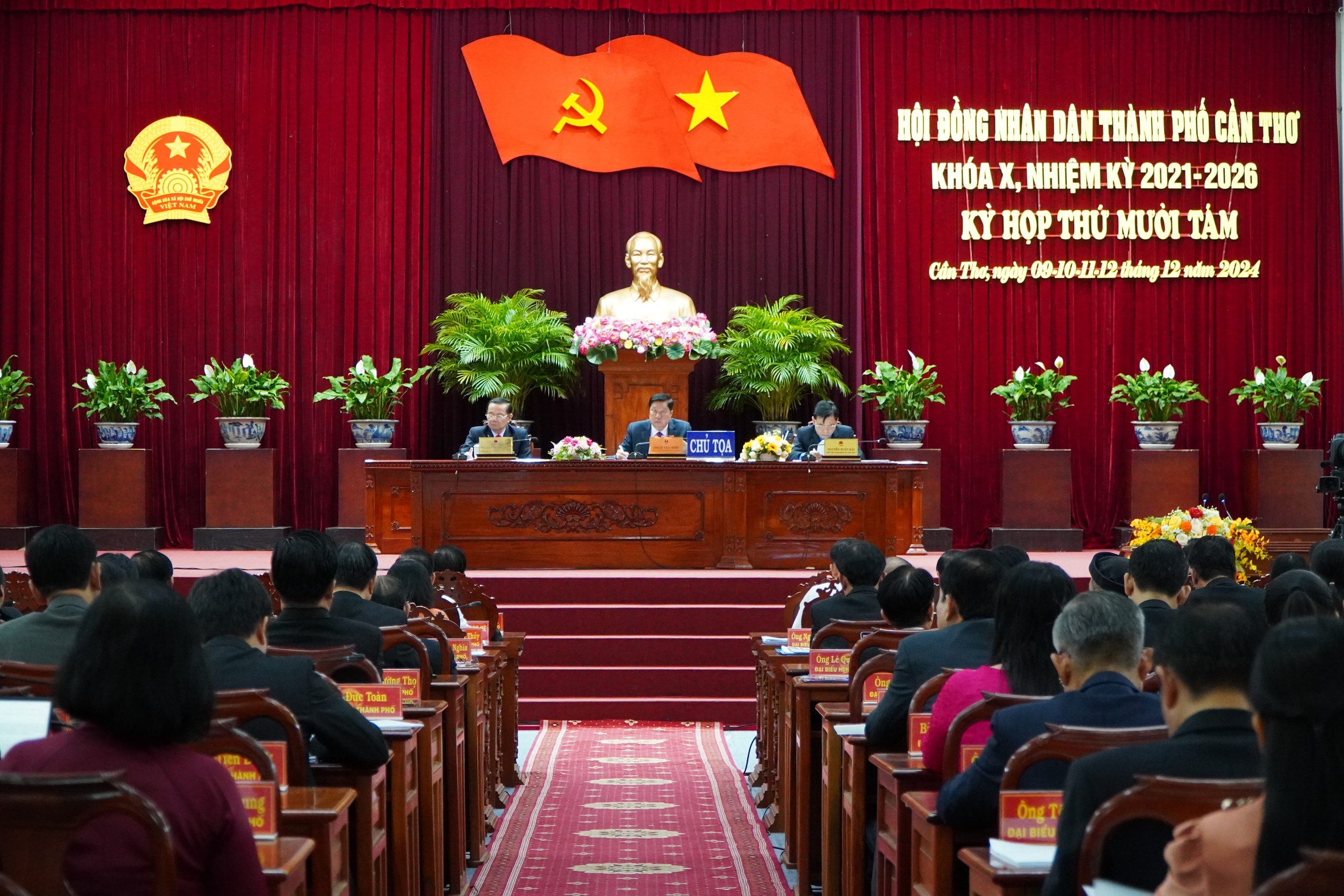 Đại biểu chất vấn về 'chùm lãng phí' ở Cần Thơ- Ảnh 1. Đại biểu chất vấn về 'chùm lãng phí' ở Cần Thơ- Ảnh 1.