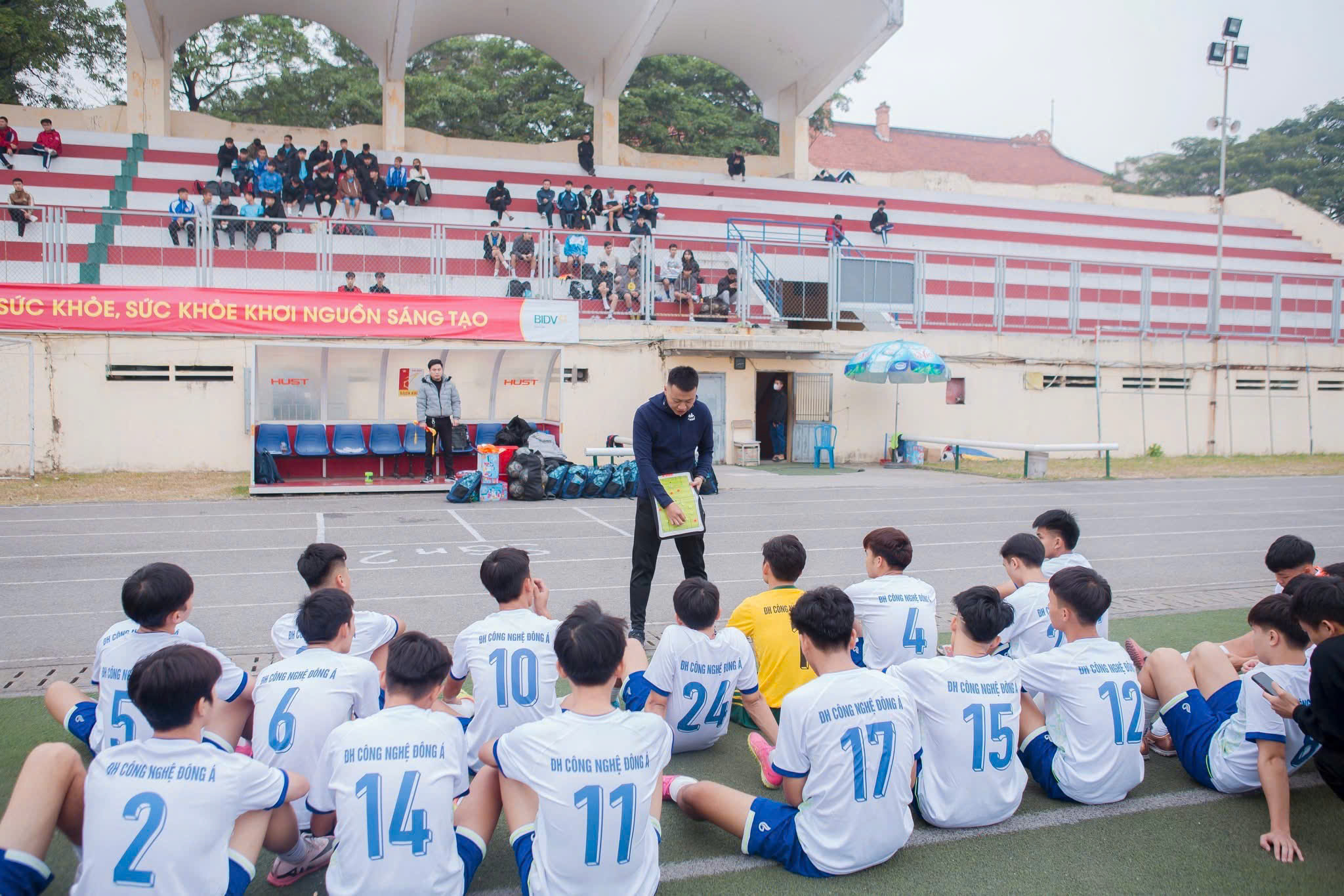 동아대학교를 이끄는 흥미로운 V리그 심판: 예상치 못한 미지의 인물! - 사진 3. Thú vị trọng tài V-League dẫn dắt Trường ĐH Công nghệ Đông Á: Ẩn số bất ngờ!- Ảnh 3.