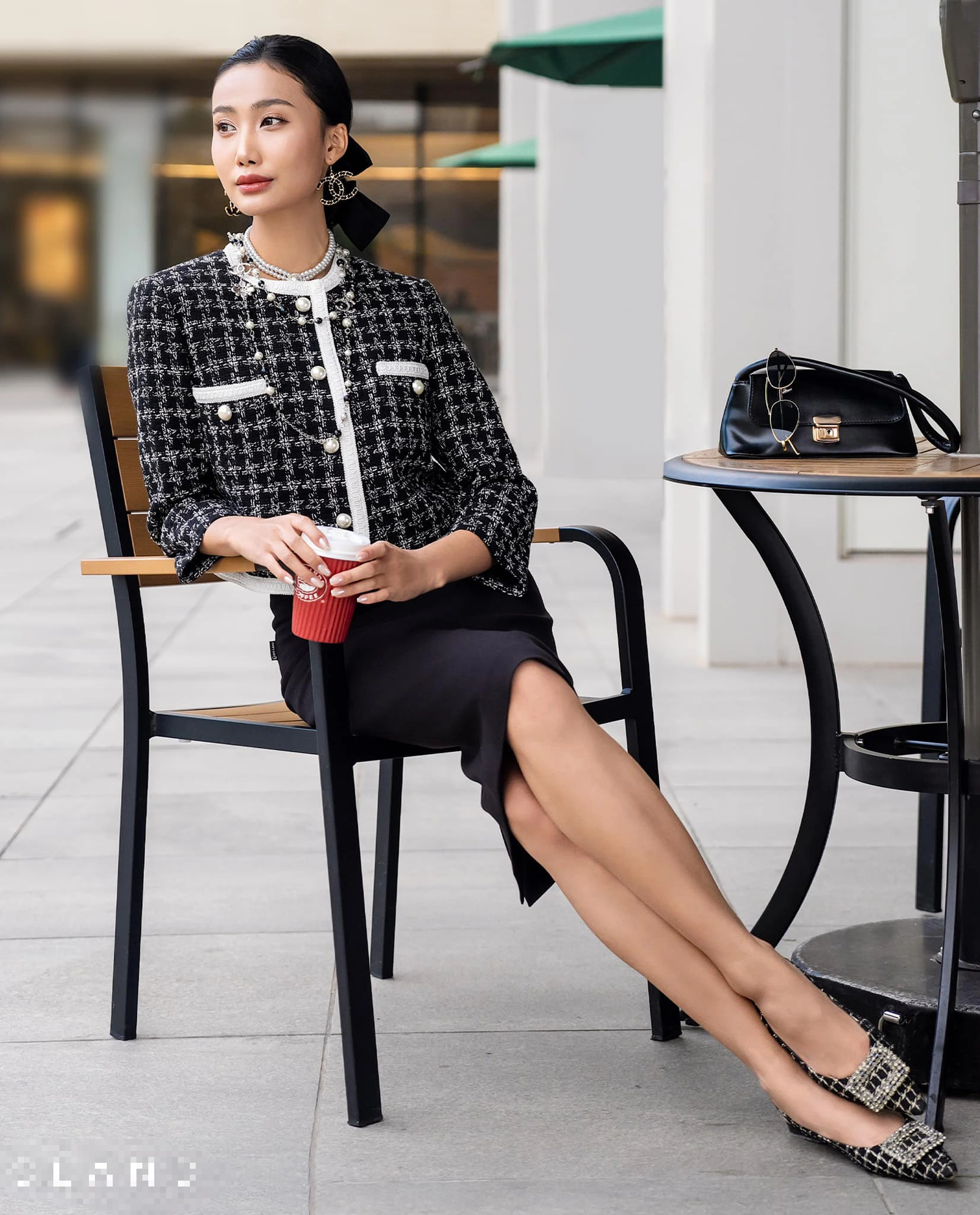 Comment coordonner les vestes en tweed pour les femmes de bureau en hiver - Photo 4. Cách phối áo tweed cho nàng công sở mùa đông- Ảnh 4.