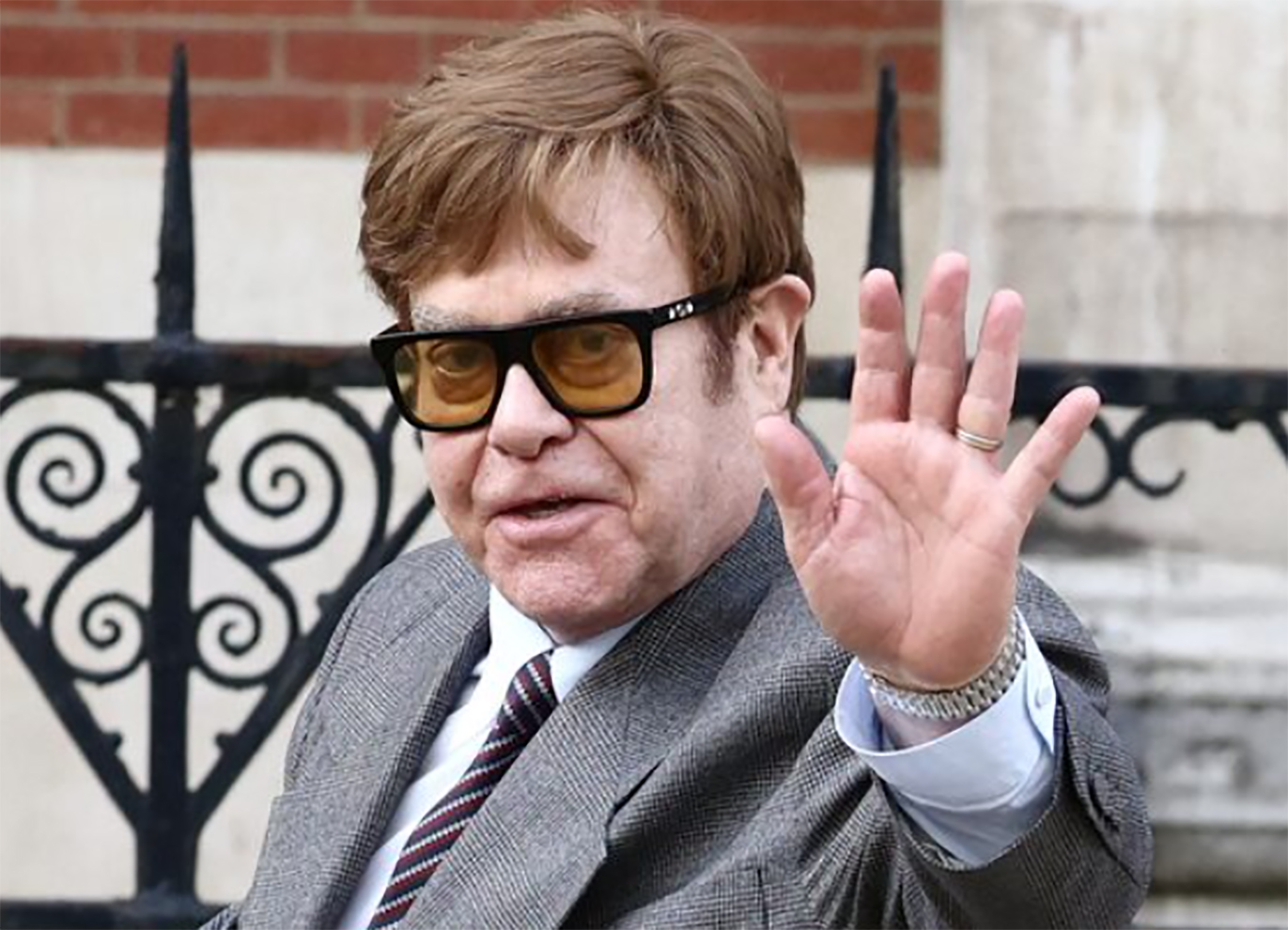 Lý do Elton John chỉ trích việc hợp pháp hóa cần sa