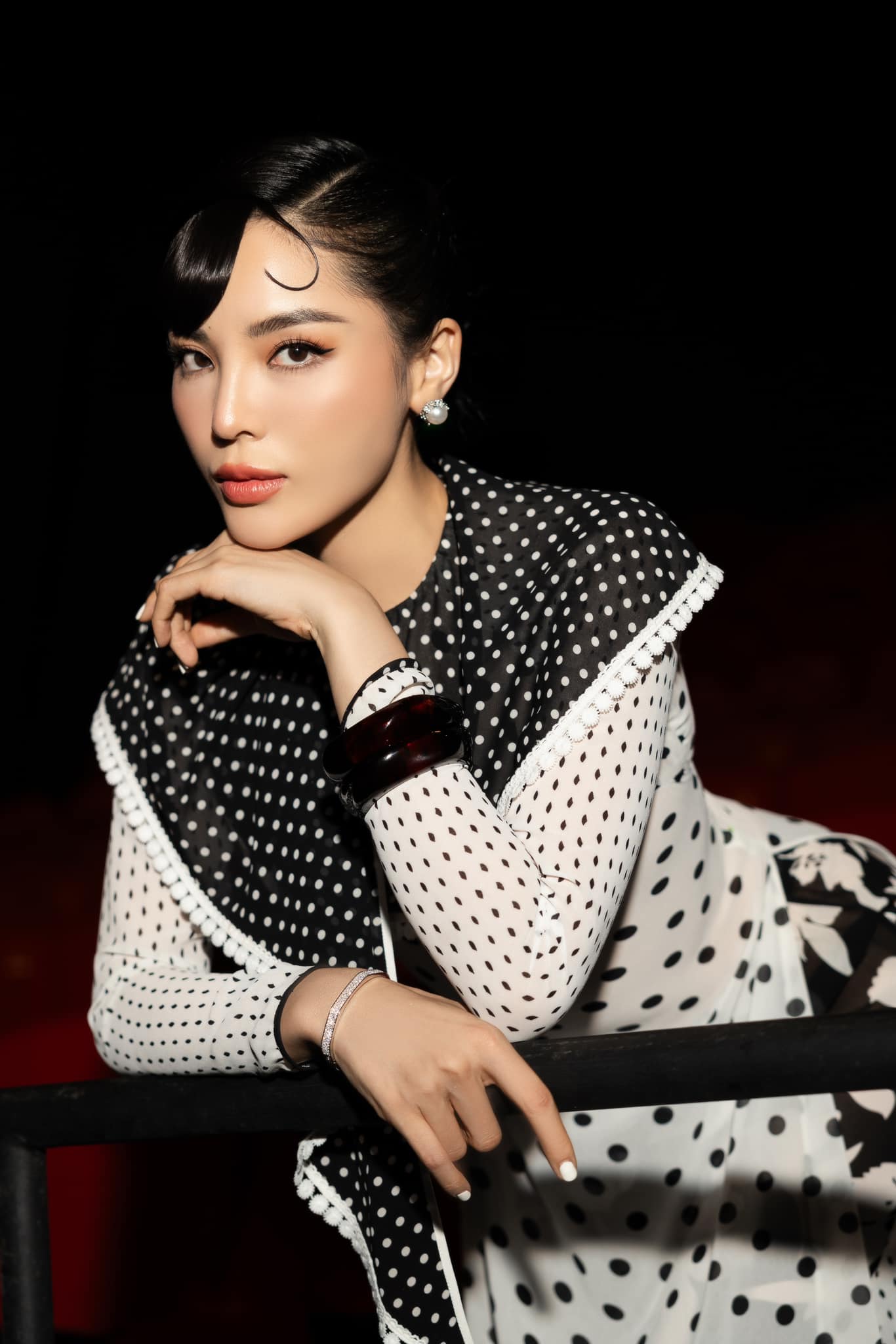 Mini yubkalardagi chiroyli dumbalarning seksual fotosuratlari