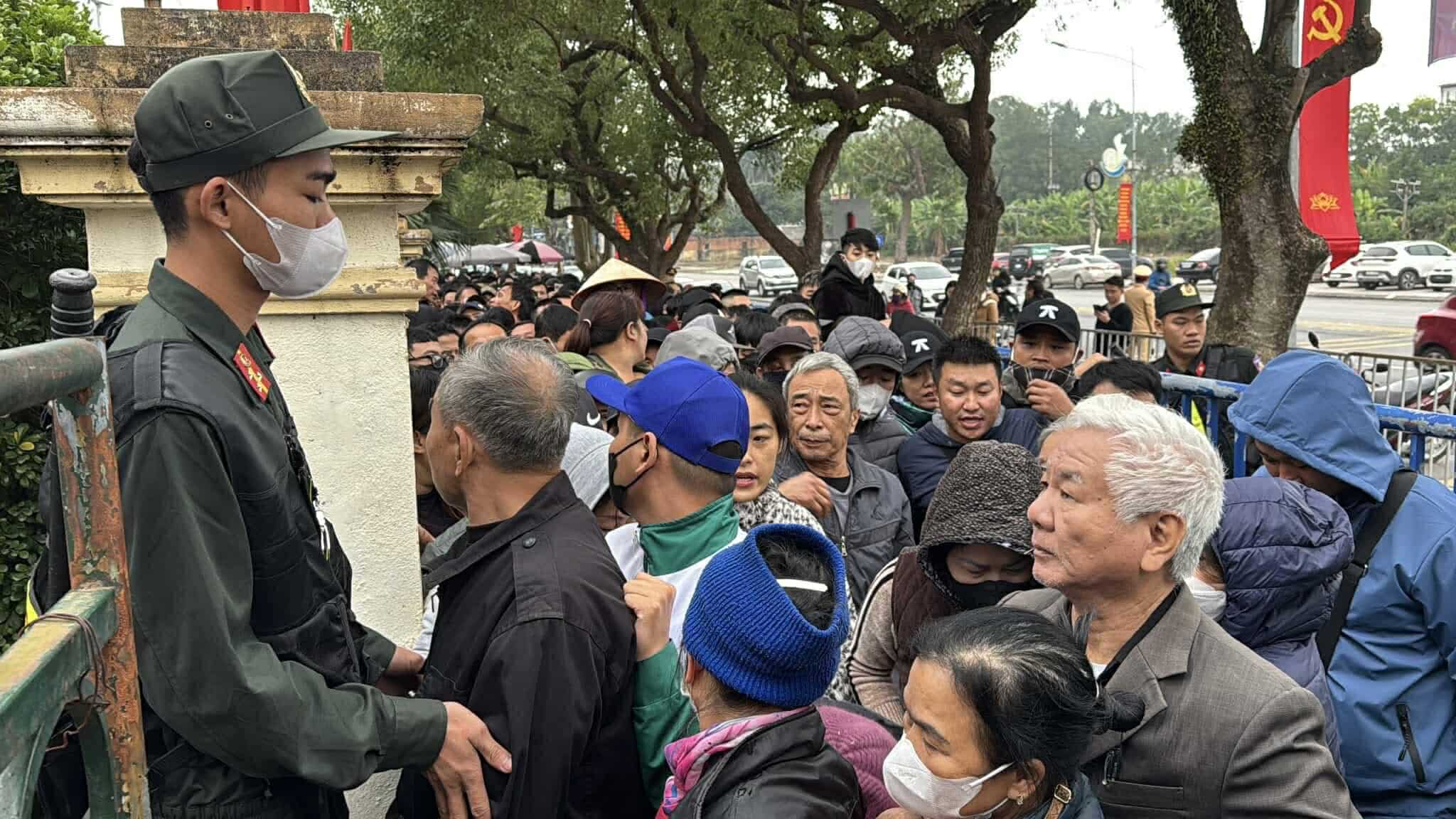 ベト・トリでのベトナム対インドネシア戦のチケット熱:ファンは寒い列に並び、ブローカーは価格をつり上げる - 写真1。 Sốt vé trận Việt Nam đấu Indonesia ở Việt Trì: CĐV chịu rét xếp hàng, dân phe thổi giá- Ảnh 1.