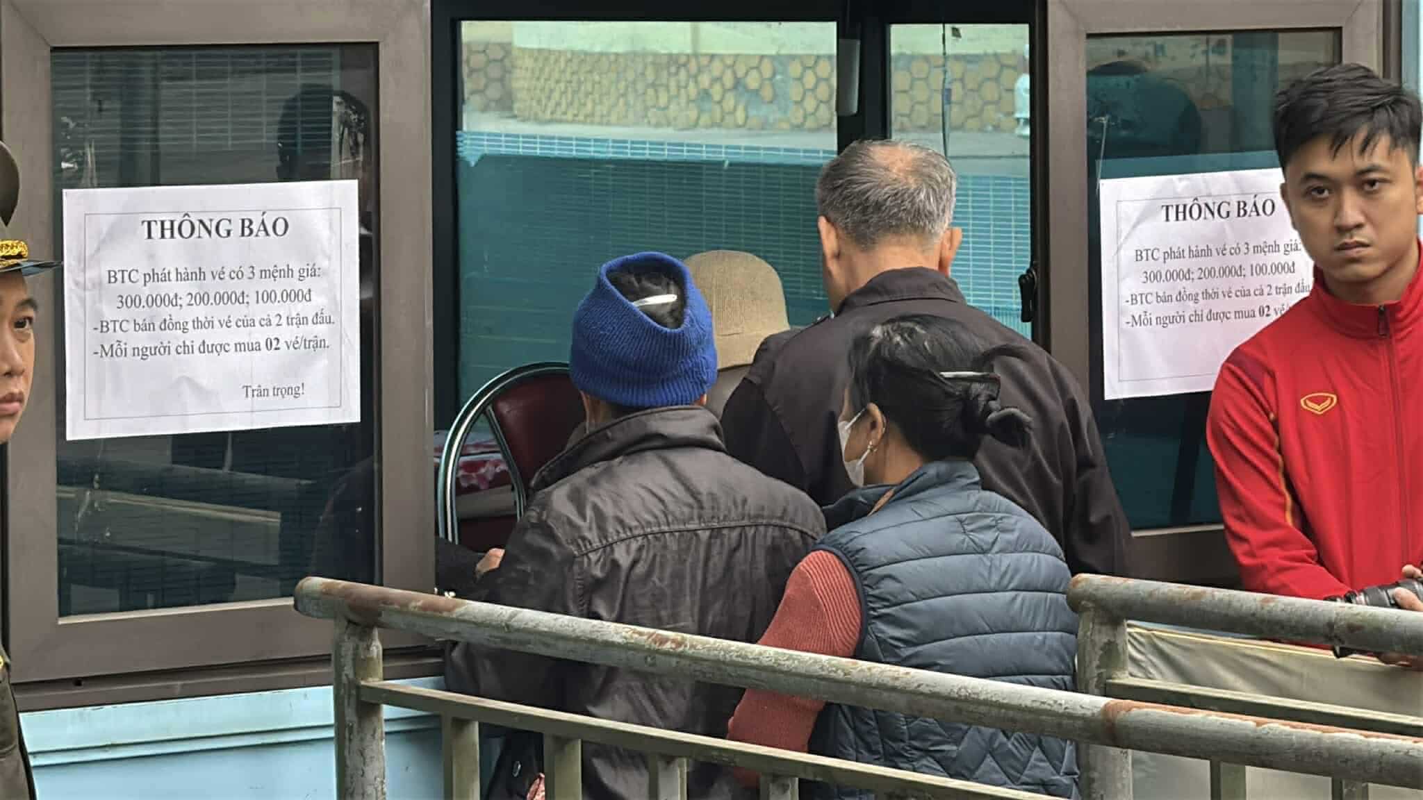 ベト・トリでのベトナム対インドネシア戦のチケット熱:ファンは寒い列に並び、ブローカーは価格をつり上げる - 写真2。 Sốt vé trận Việt Nam đấu Indonesia ở Việt Trì: CĐV chịu rét xếp hàng, dân phe thổi giá- Ảnh 2.