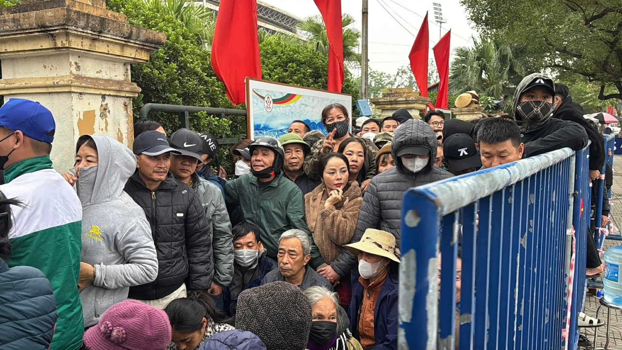 ベト・トリでのベトナム対インドネシア戦のチケット熱:ファンは寒い列に並び、チケットブローカーは価格をつり上げている - 写真3。 Sốt vé trận Việt Nam đấu Indonesia ở Việt Trì: CĐV chịu rét xếp hàng, dân phe thổi giá- Ảnh 3.