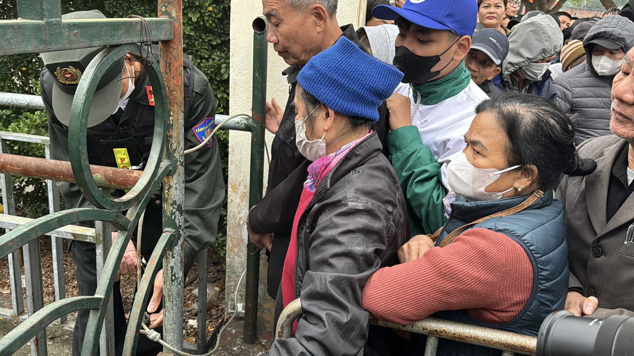 ベト・トリでのベトナム対インドネシア戦のチケット熱:ファンは寒い列に並び、ブローカーは価格をつり上げる - 写真5。 Sốt vé trận Việt Nam đấu Indonesia ở Việt Trì: CĐV chịu rét xếp hàng, dân phe thổi giá- Ảnh 5.