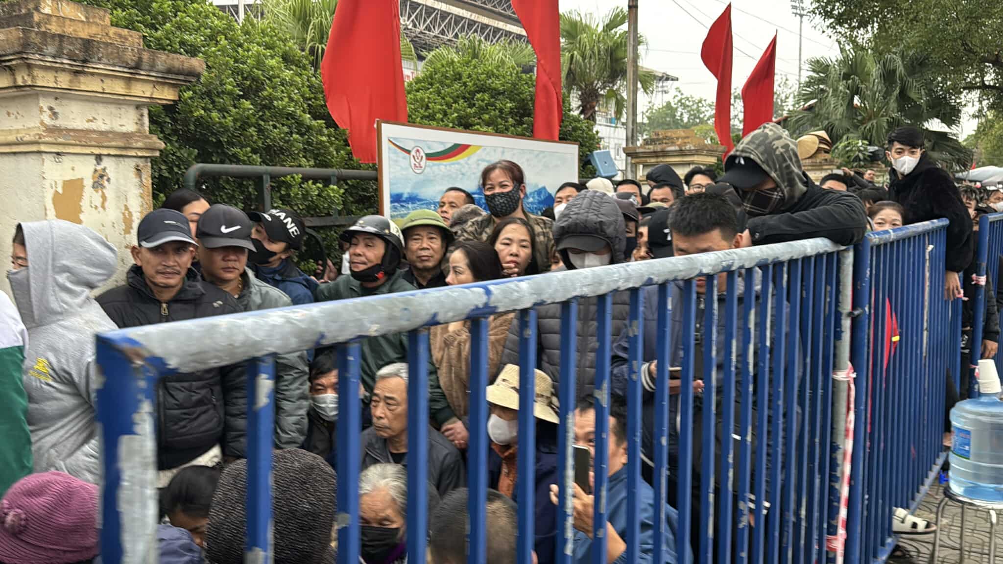ベト・トリでのベトナム対インドネシア戦のチケット熱:ファンは寒い列に並び、ブローカーは価格をつり上げる - 写真6。 Sốt vé trận Việt Nam đấu Indonesia ở Việt Trì: CĐV chịu rét xếp hàng, dân phe thổi giá- Ảnh 6.