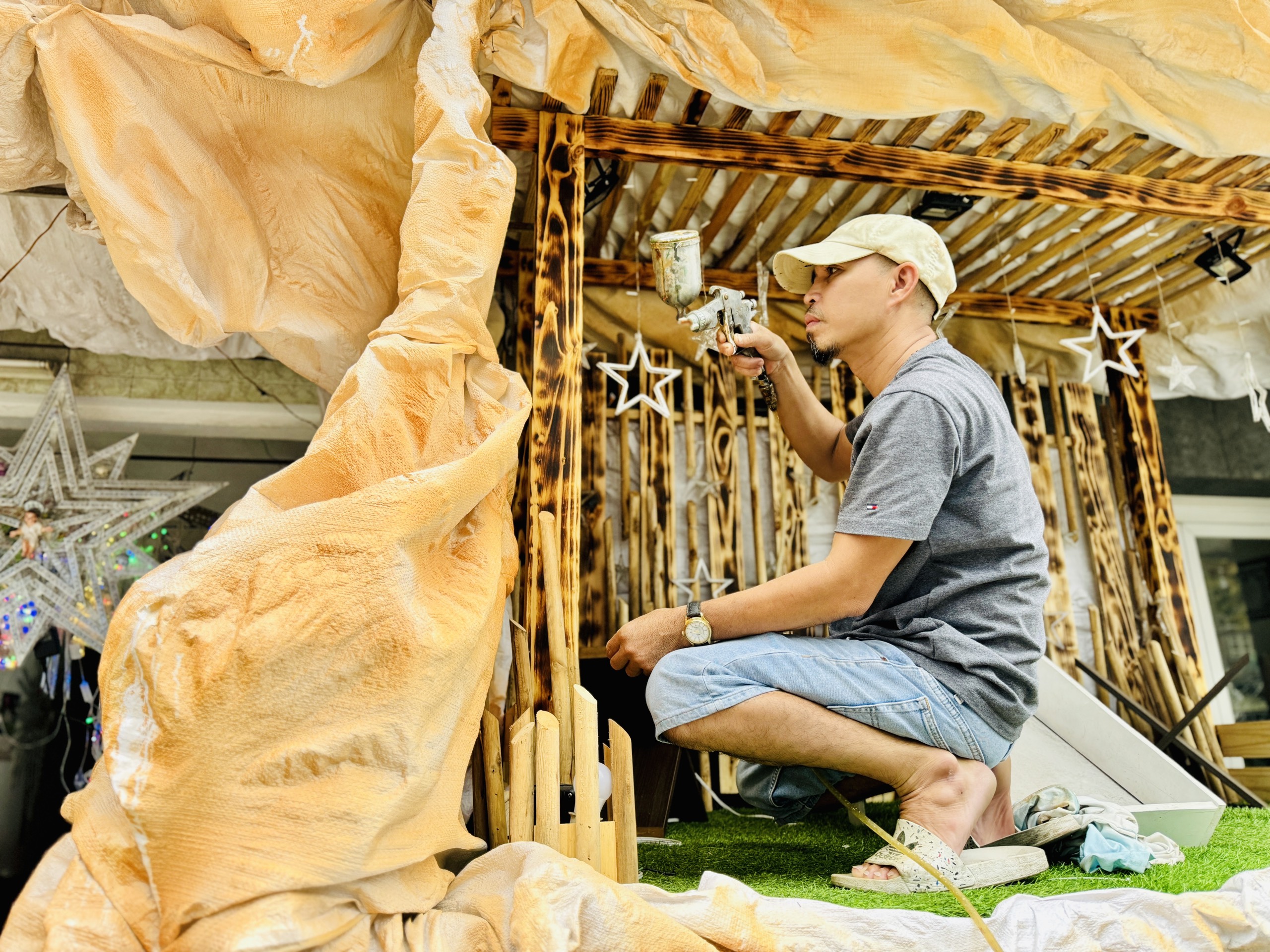 Xóm đạo lớn nhất TP.HCM lung linh đèn: Hang đá làm từ 600 kg bao bì- Ảnh 4.