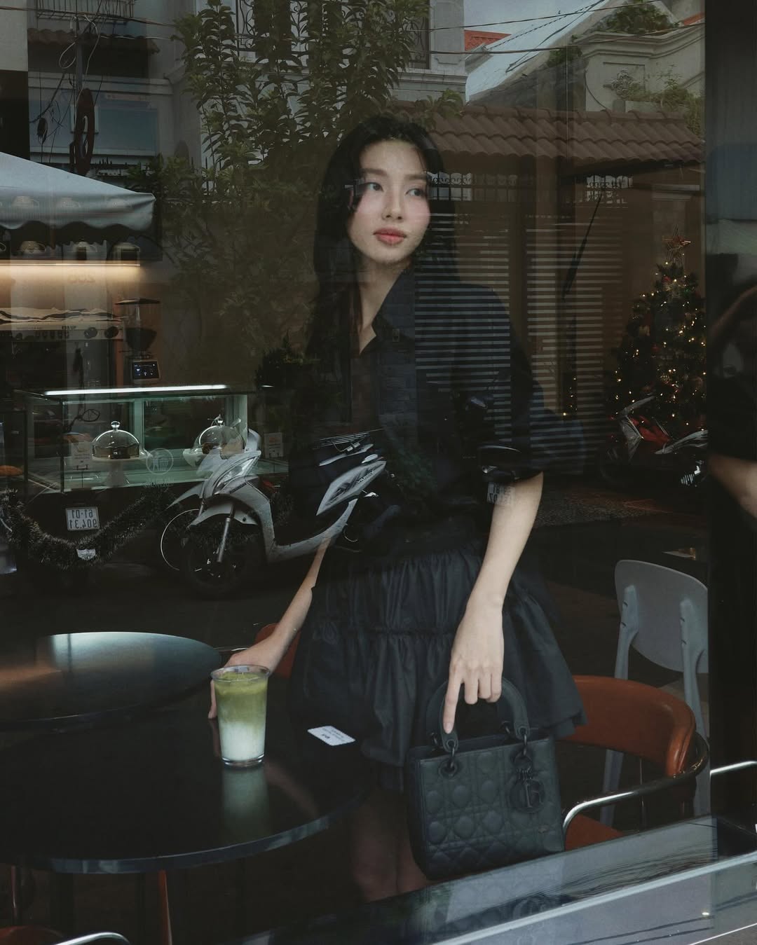 Vístete para una lujosa fiesta de fin de año con tonos negros – Foto 1. Lên đồ dự tiệc những ngày cuối năm đầy sang trọng với gam màu đen- Ảnh 1.