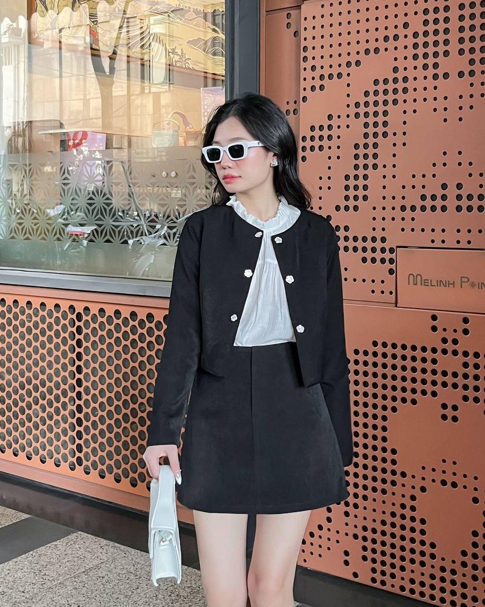 Vístete para una lujosa fiesta de fin de año con tonos negros - Foto 4. Lên đồ dự tiệc những ngày cuối năm đầy sang trọng với gam màu đen- Ảnh 4.