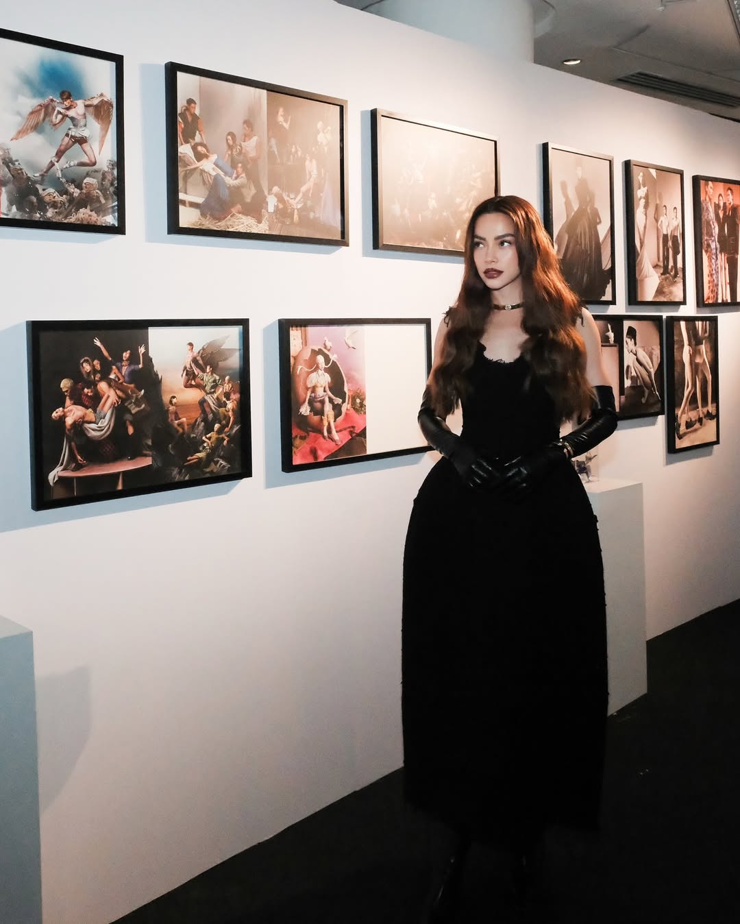 Vístete para una lujosa fiesta de fin de año con tonos negros - Foto 5. Lên đồ dự tiệc những ngày cuối năm đầy sang trọng với gam màu đen- Ảnh 5.