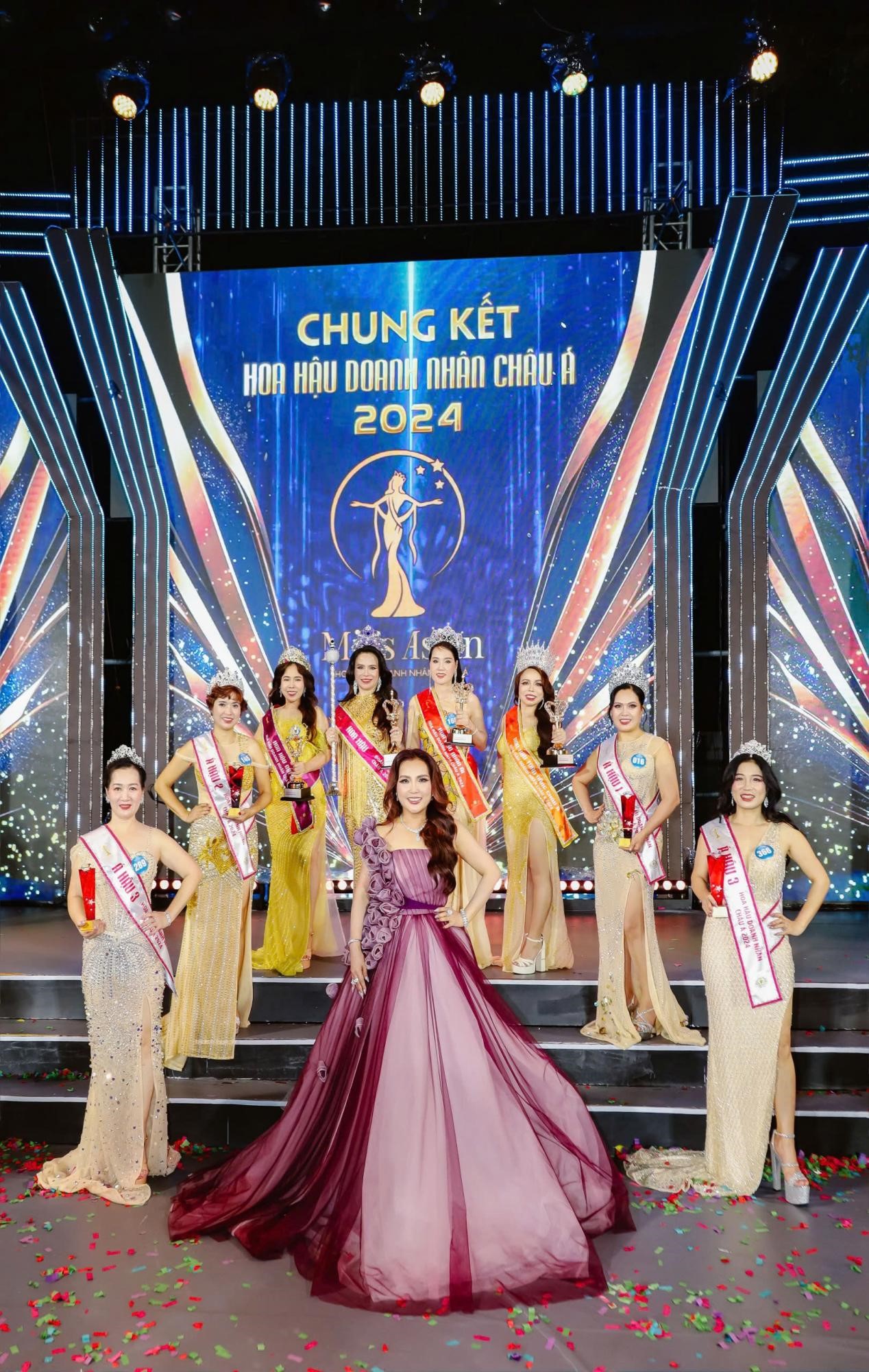Cố vấn Cấp cao kiêm Chủ tịch cuộc thi Đặng Gia Bena cùng Top 8 Hoa hậu Doanh nhân châu Á 2024. Trong đó ngôi vị tân Hoa hậu thuộc về nữ doanh nhân Lâm Thị Thủy, quê Cần Thơ Cố vấn Cấp cao kiêm Chủ tịch cuộc thi Đặng Gia Bena cùng Top 8 Hoa hậu Doanh nhân châu Á 2024. Trong đó ngôi vị tân Hoa hậu thuộc về nữ doanh nhân Lâm Thị Thủy, quê Cần Thơ