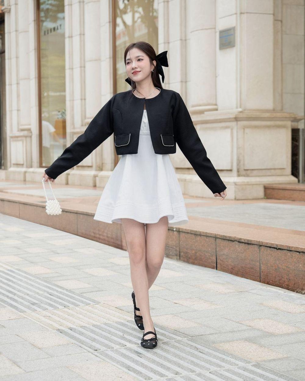 Vístete para una lujosa fiesta de fin de año con tonos negros - Foto 8. Lên đồ dự tiệc những ngày cuối năm đầy sang trọng với gam màu đen- Ảnh 8.