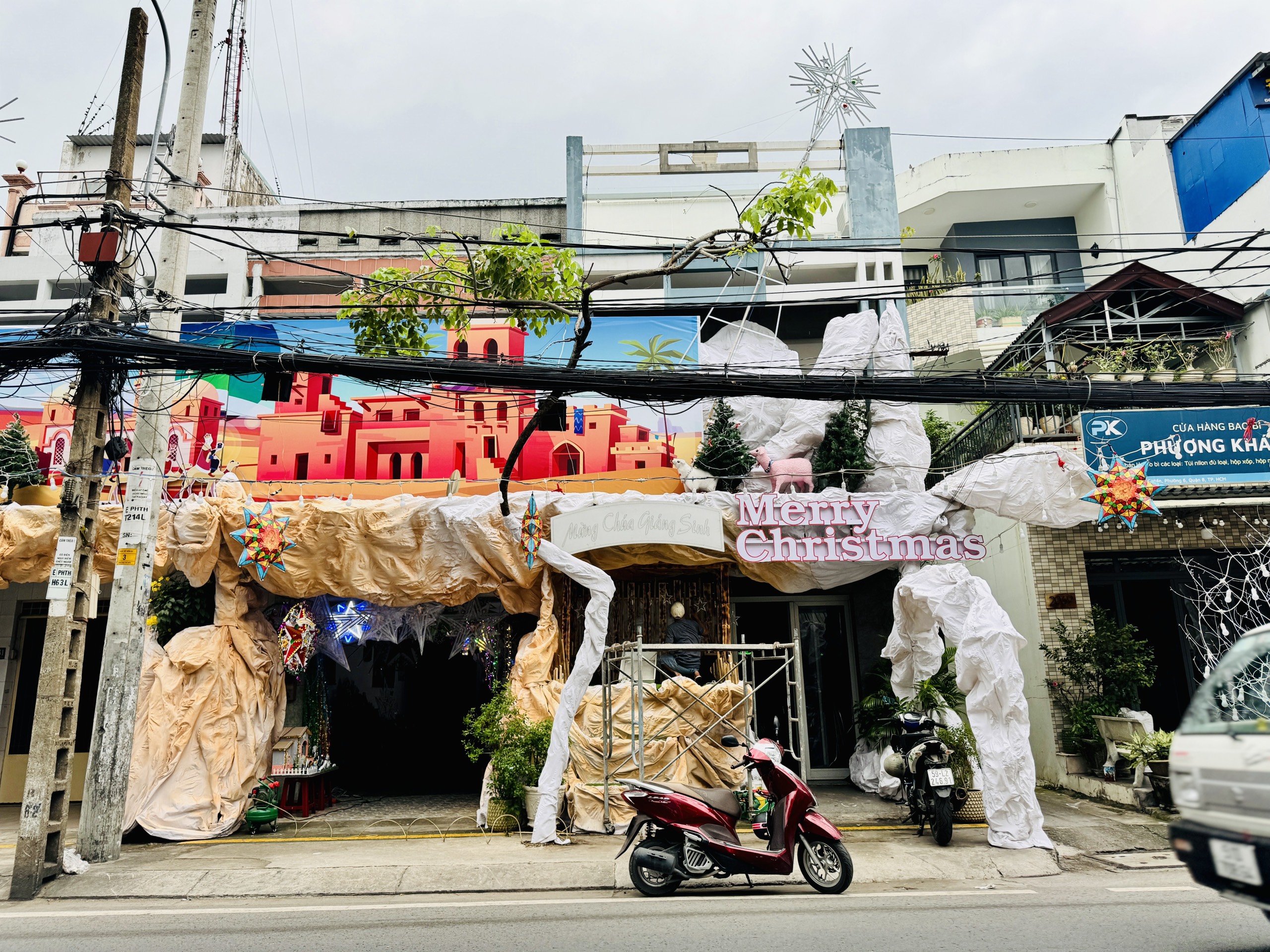 Xóm đạo lớn nhất TP.HCM lung linh đèn: Hang đá làm từ 600 kg bao bì- Ảnh 3.