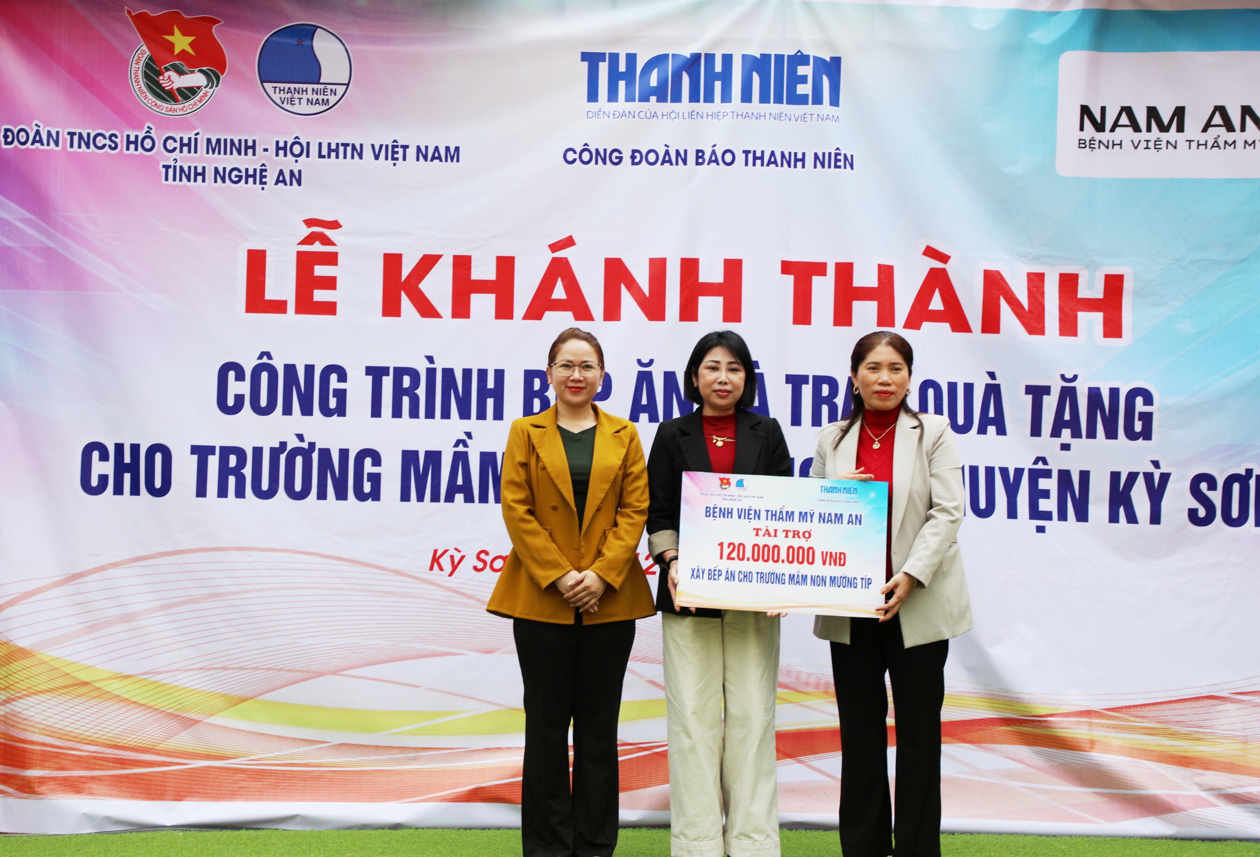 Công đoàn Báo Thanh Niên trao tặng bếp ăn cho học sinh vùng cao Nghệ An- Ảnh 8.