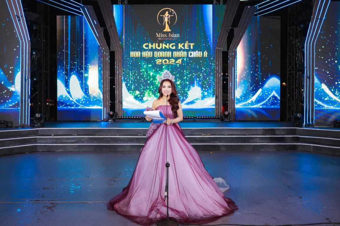 ນັກທຸລະກິດ ແຄ໋ງຮ່ວາ ຄວ້າຕຳແໜ່ງນາງງາມອາຊີ 2024 - ພາບ 5. Cố vấn cấp cao kiêm Chủ tịch cuộc thi - Đặng Gia Bena phát biểu khai mạc đêm chung kết