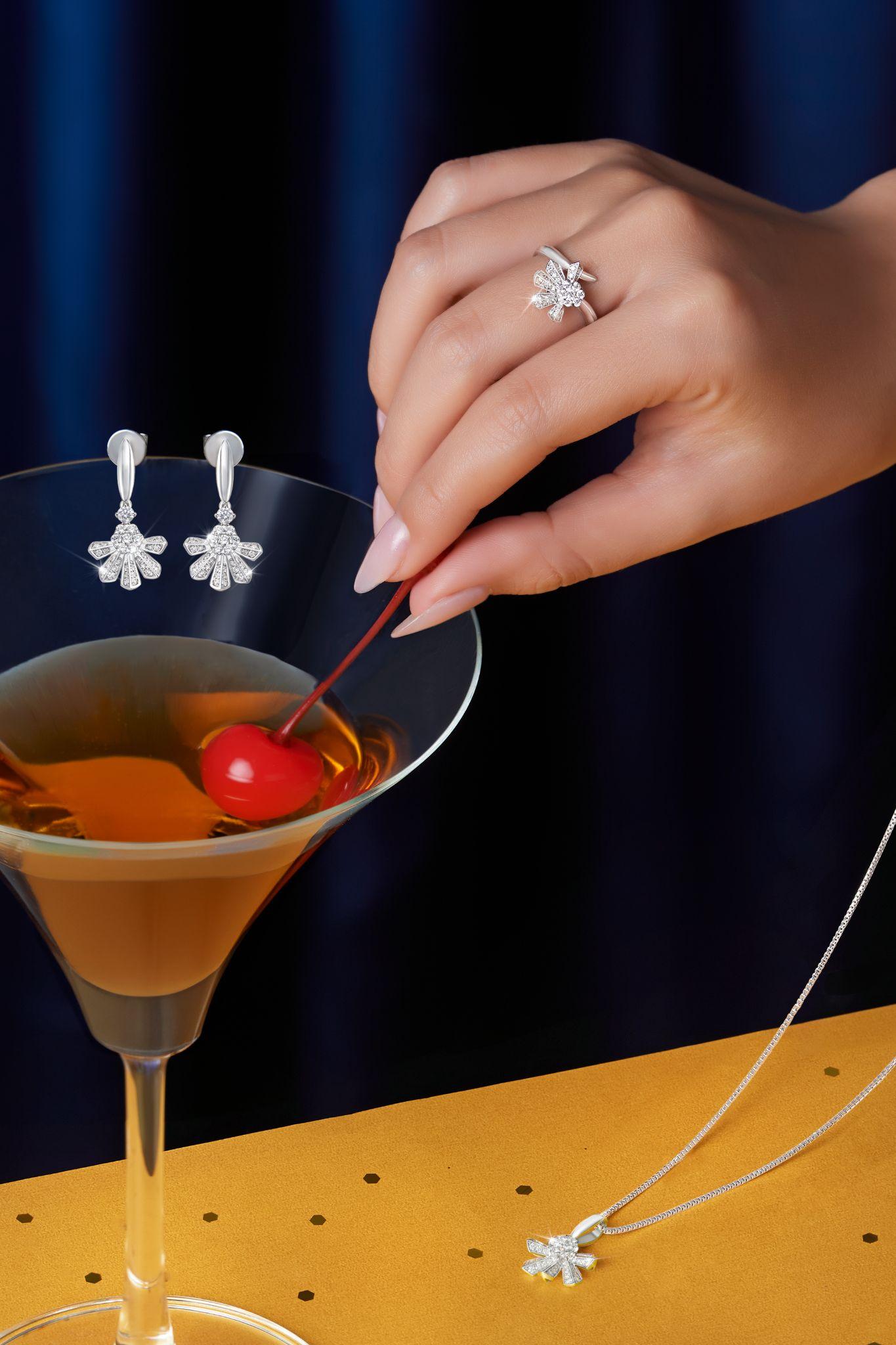 3 mix-match suggestions for girls attending the company's year-end party for the first time - Photo 1. Trang sức kim cương My First Diamond, với thiết kế hiện đại, sang trọng sẽ là điểm nhấn lấp lánh, cho nàng luôn rạng ngời hạnh phúc trong mọi khoảnh khắc. ẢNH: PNJ