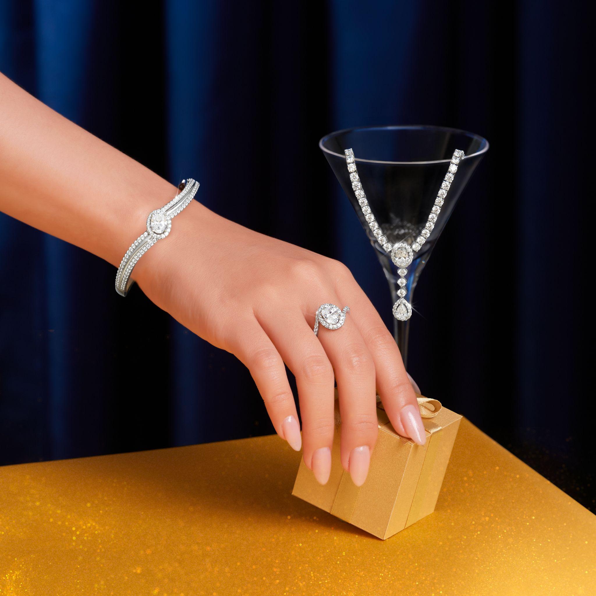 3 mix-match suggestions for girls attending the company's year-end party for the first time - Photo 3. Trang sức ECZ lấp lánh tạo nên tổng thể mềm mại nhưng không kém phần yêu kiều cho các nàng trong buổi dạ tiệc cuối năm. ẢNH: PNJ