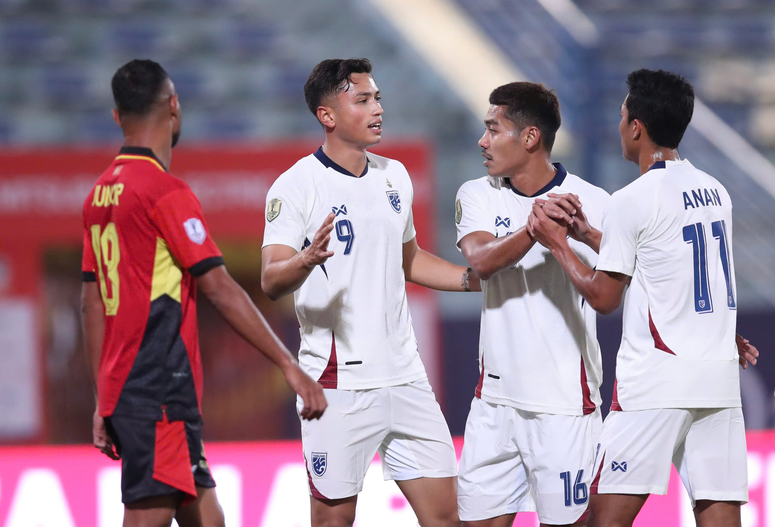 Lịch thi đấu AFF Cup hôm nay: Thái Lan gặp 'khắc tinh', nhưng vẫn soán ngôi đầu?- Ảnh 3.