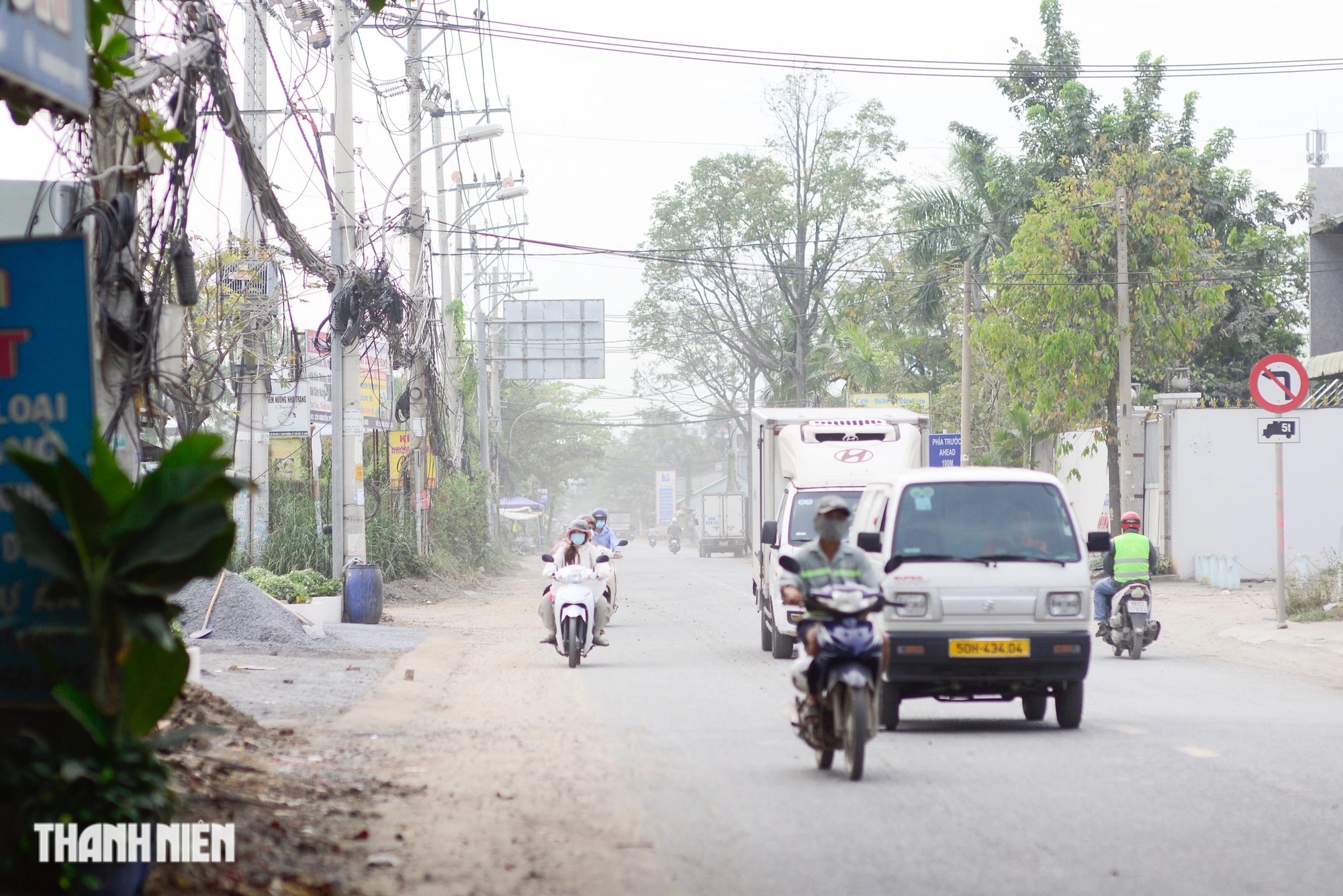 Người dân TP.HCM phải 'sống chung' với bụi: Ăn, ngủ cũng không thoát...- Ảnh 1.