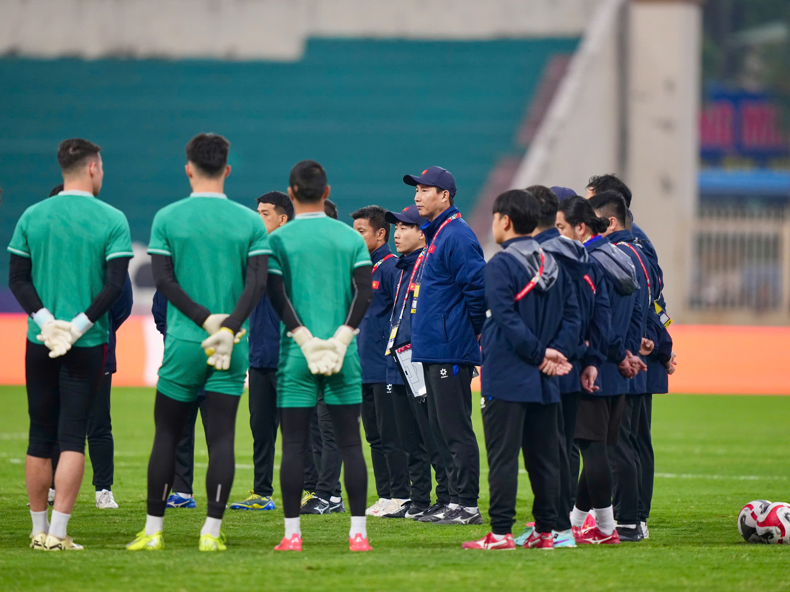 Curious audiences 'peep through the keyhole' to see the Vietnamese team, the hot battle in Indonesia! - Photo 2.