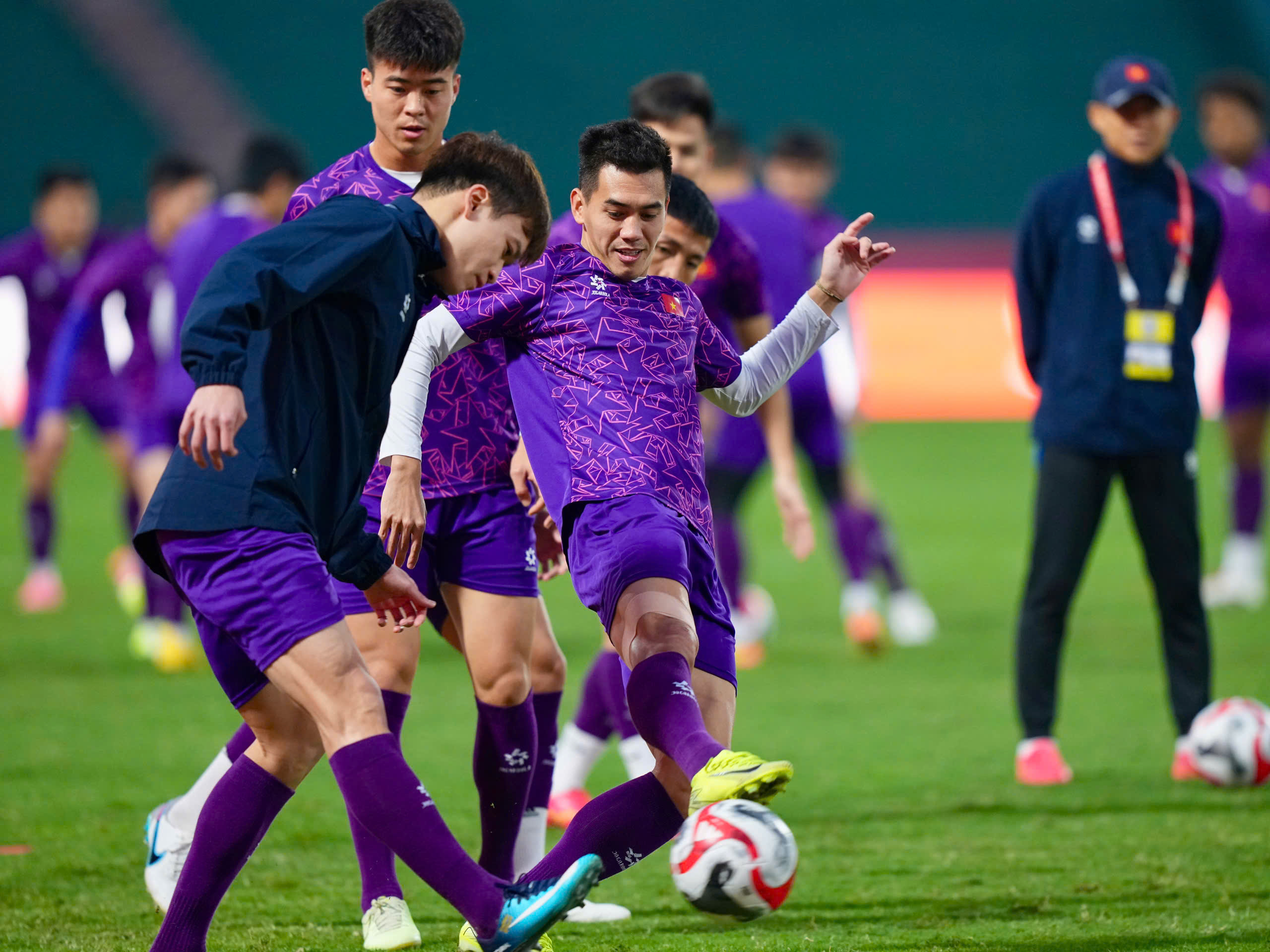 Curious audiences 'peep through the keyhole' to see the Vietnamese team, the hot battle in Indonesia! - Photo 10.