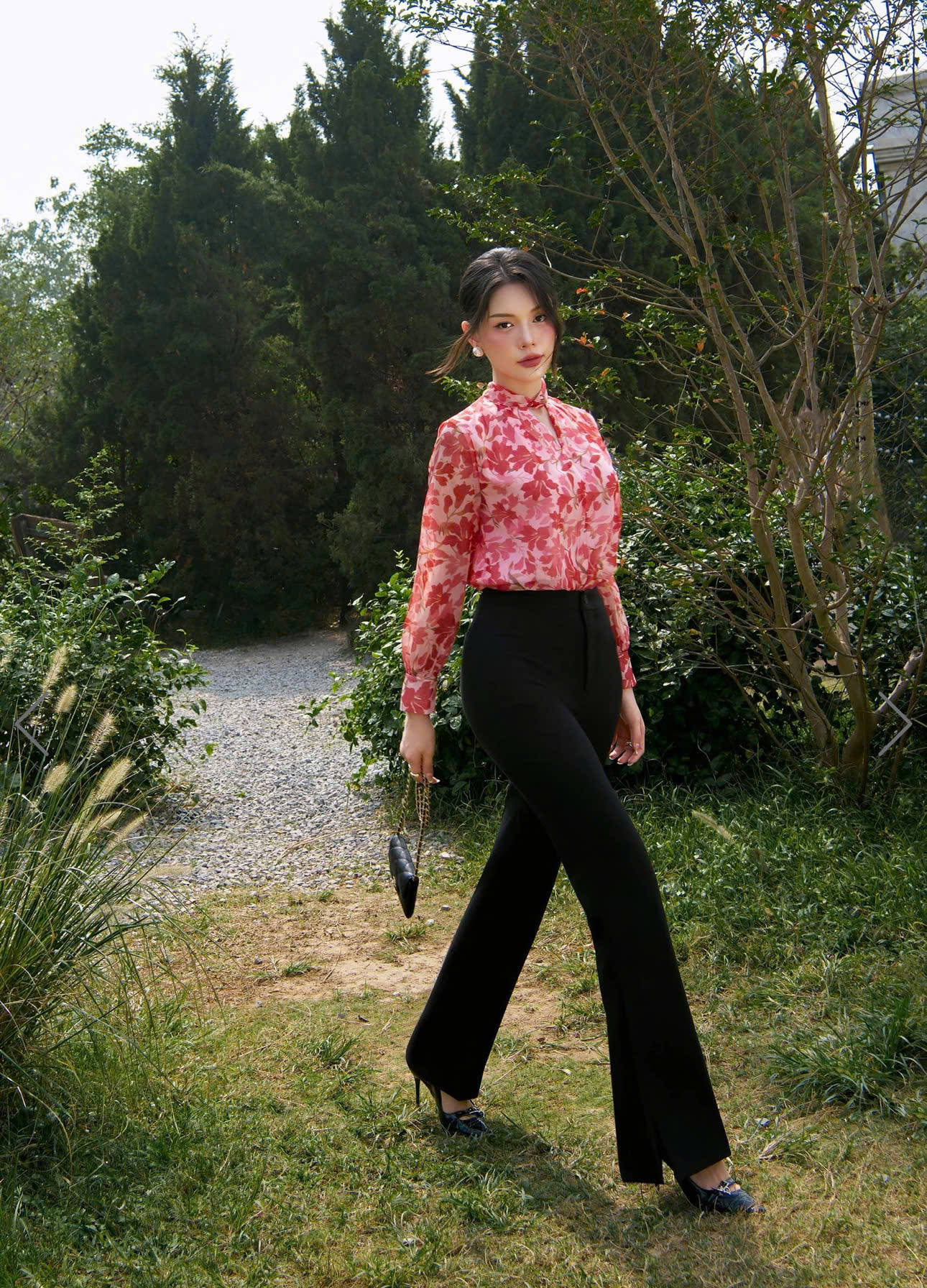 Hangi mevsim olursa olsun, gömlek gardırobun her zaman 'yenilmez' tasarımıdır - Fotoğraf 1. Bất kể mùa nào, áo sơ mi luôn là thiết kế 'bất bại' trong tủ đồ- Ảnh 1.